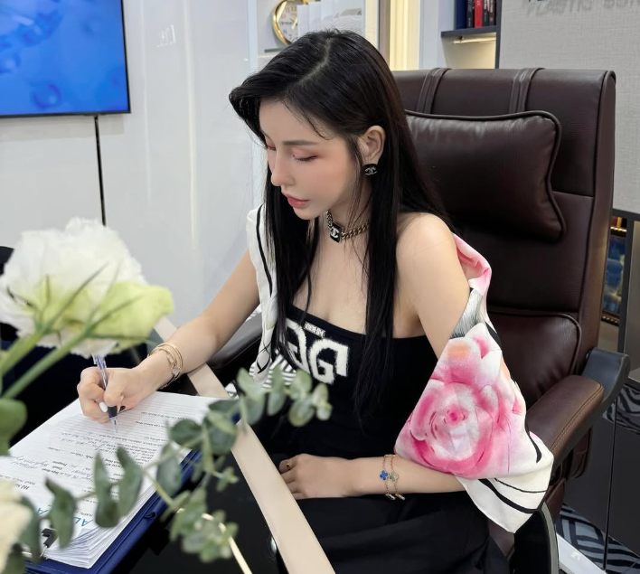 Hiện tại, cô tập trung vào công việc kinh doanh, thường xuyên gặp gỡ hội bạn thân phú bà