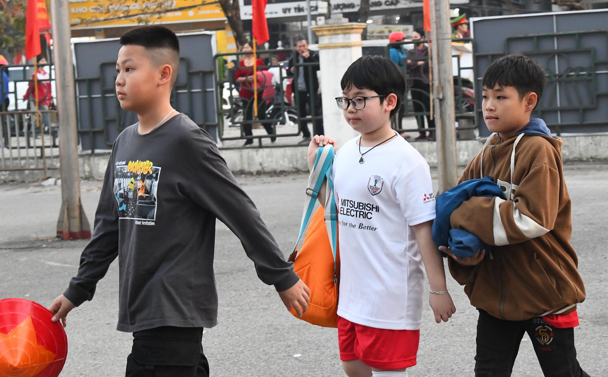 Những em học sinh xếp hàng vào sân