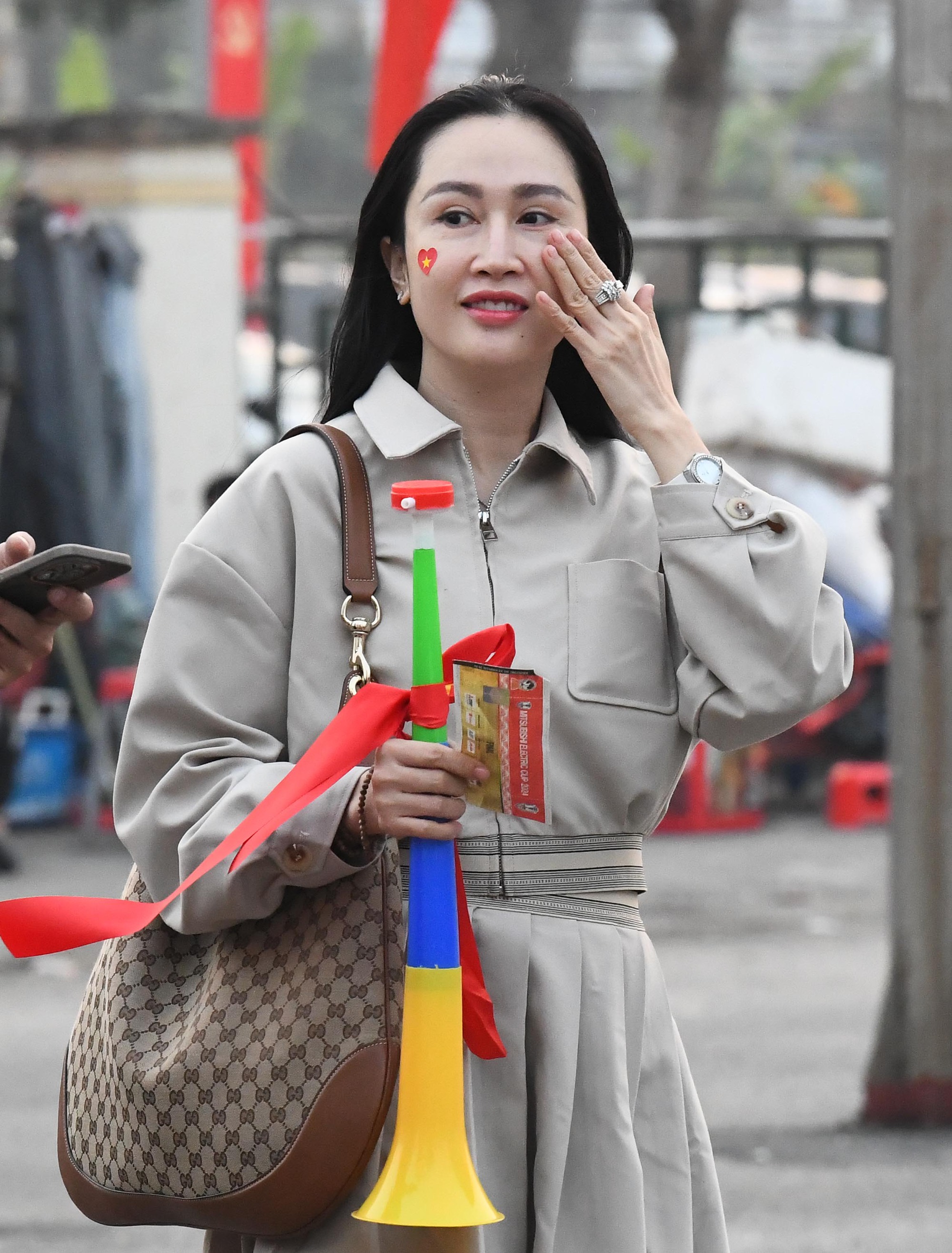 Visual xinh đẹp của một nữ CĐV