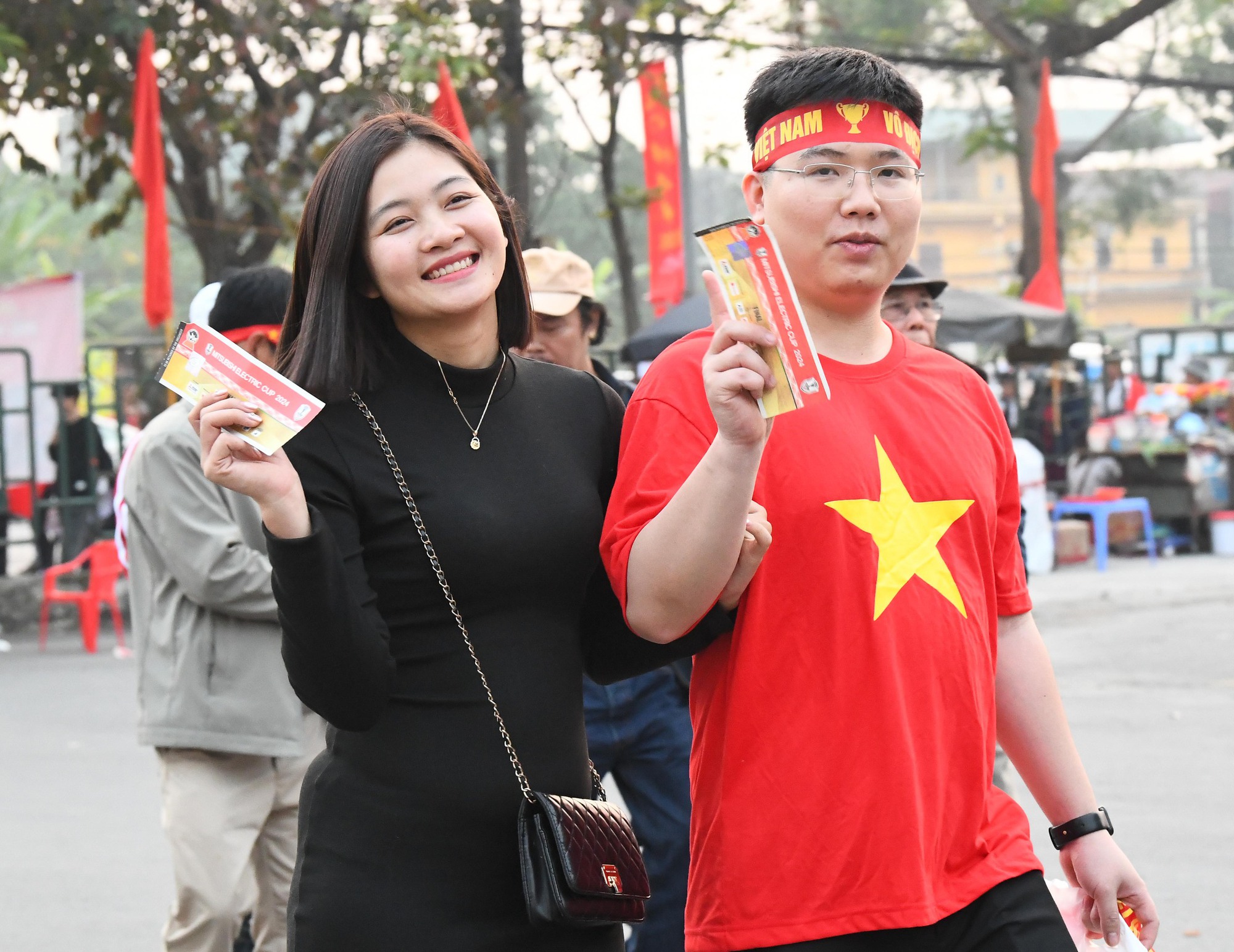 Hơn 17h, rất đông CĐV Việt Nam đã có mặt trước SVĐ Việt Trì để xếp hàng vào khán đài cổ vũ cho ĐT Việt Nam. Nhiều nữ CĐV gây chú ý với nhan sắc xinh đẹp, thần thái rạng rỡ