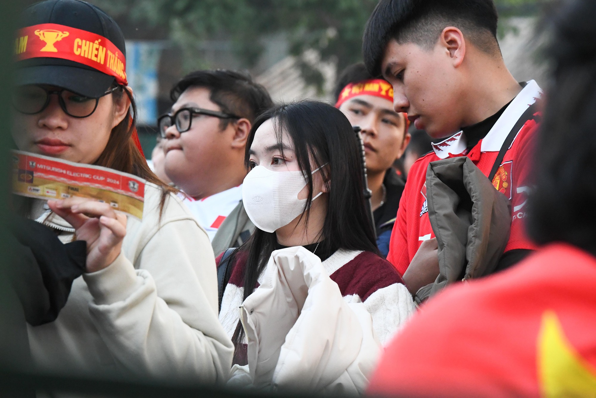 Các CĐV kiên nhẫn xếp hàng vào sân