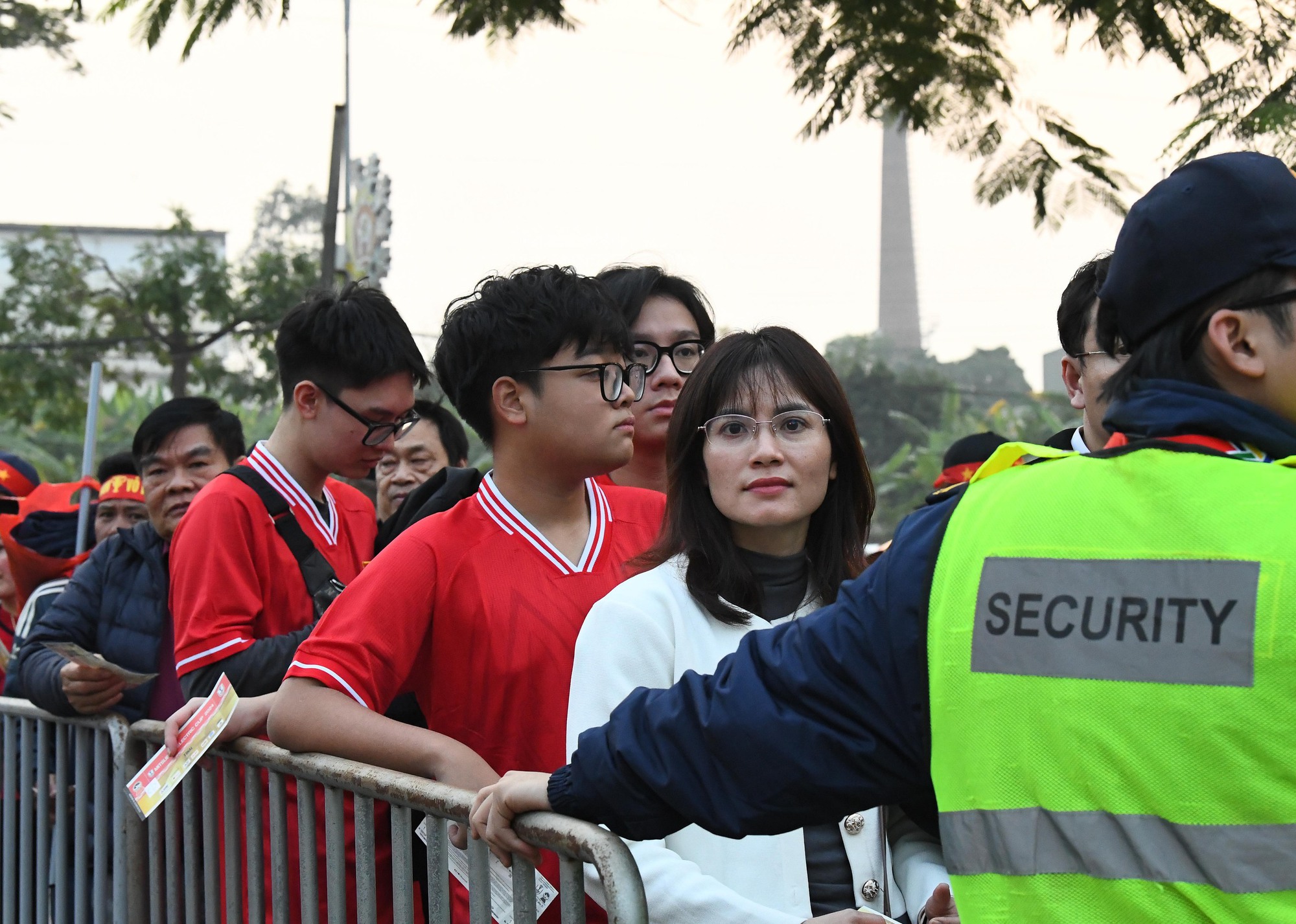 CĐV xếp hàng vào sân