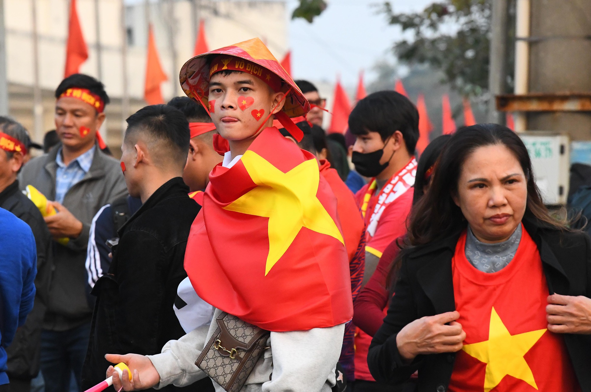 CĐV mang theo biểu ngữ Việt Nam chiến thắng, khoác trên mình màu cờ sắc áo tiếp lửa những chiến binh sao vàng