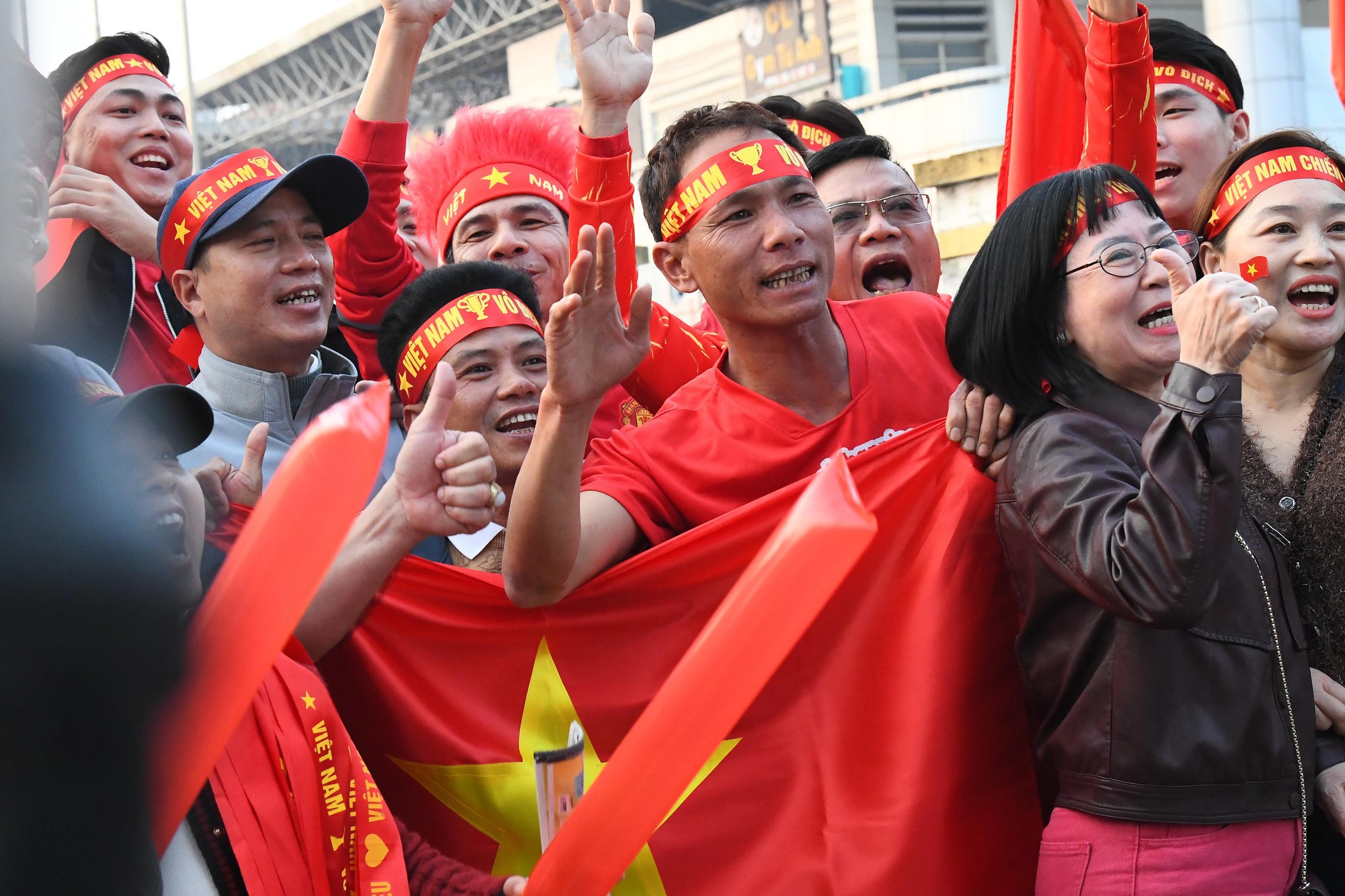 Trước giờ diễn ra trận đấu, không khí trên sân vô cùng sôi động