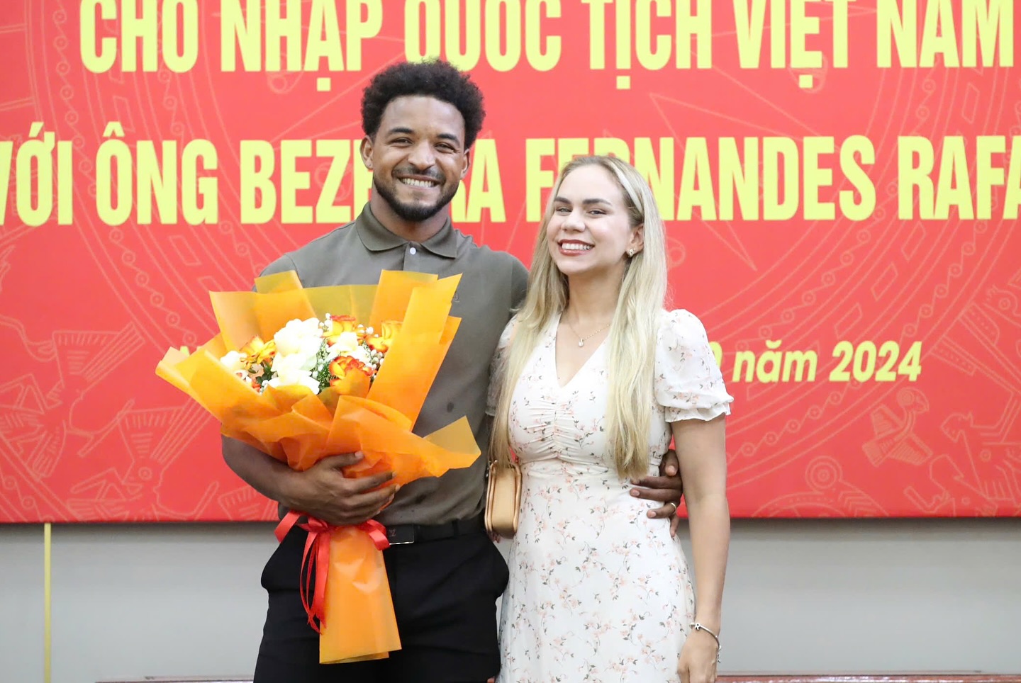 Đôi vợ chồng hạnh phúc trong ngày Xuân Son nhận quốc tịch Việt Nam