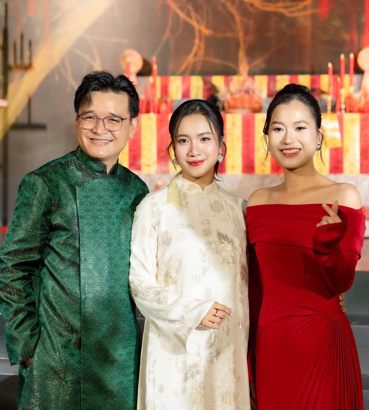 Võ Thanh Hòa cùng vợ là nhà sản xuất Mai Bảo Ngọc cùng diễn viên Lâm Vỹ Dạ tại sự kiện ra mắt phim 