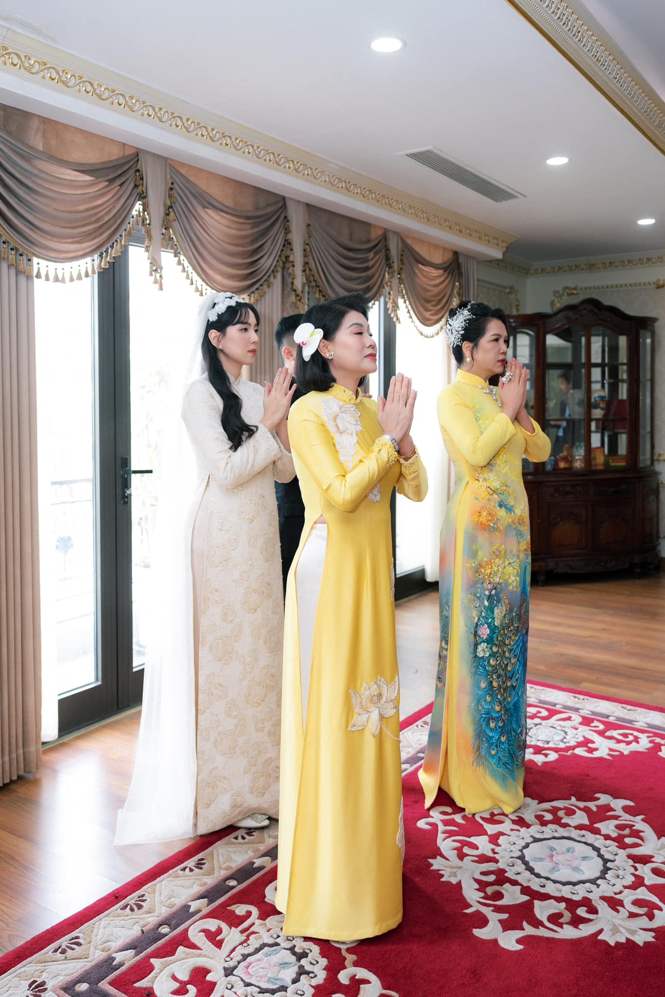 Mẹ và mẹ chồng của Mai Ngọc đích thân đưa 2 con ra mắt gia tiên