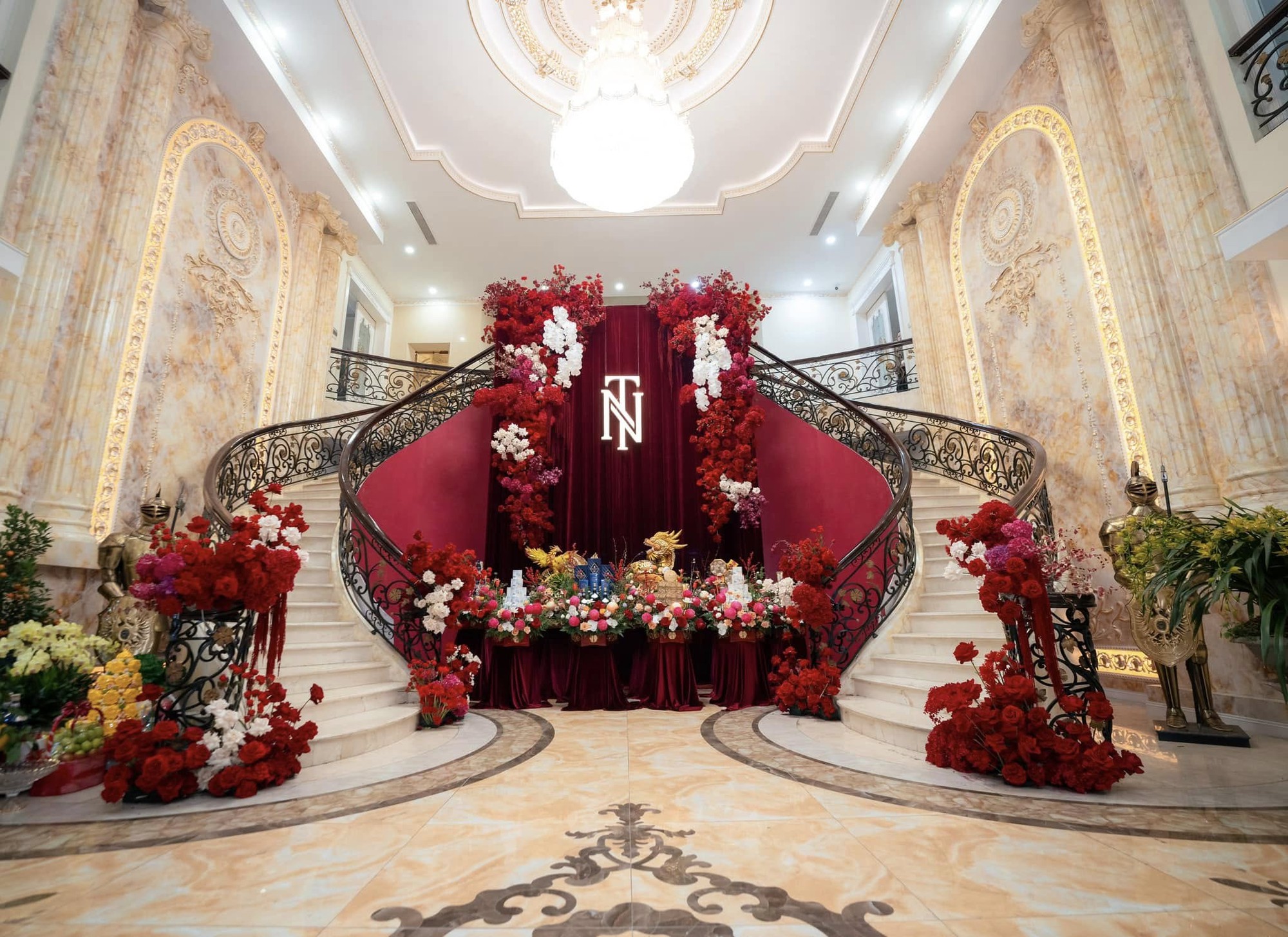 Bức ảnh đầu tiên thể hiện thái độ nhà chồng với Mai Ngọc chính là việc mẹ thiếu gia chuẩn bị lễ vật, trang trí nhà cửa tươm tất