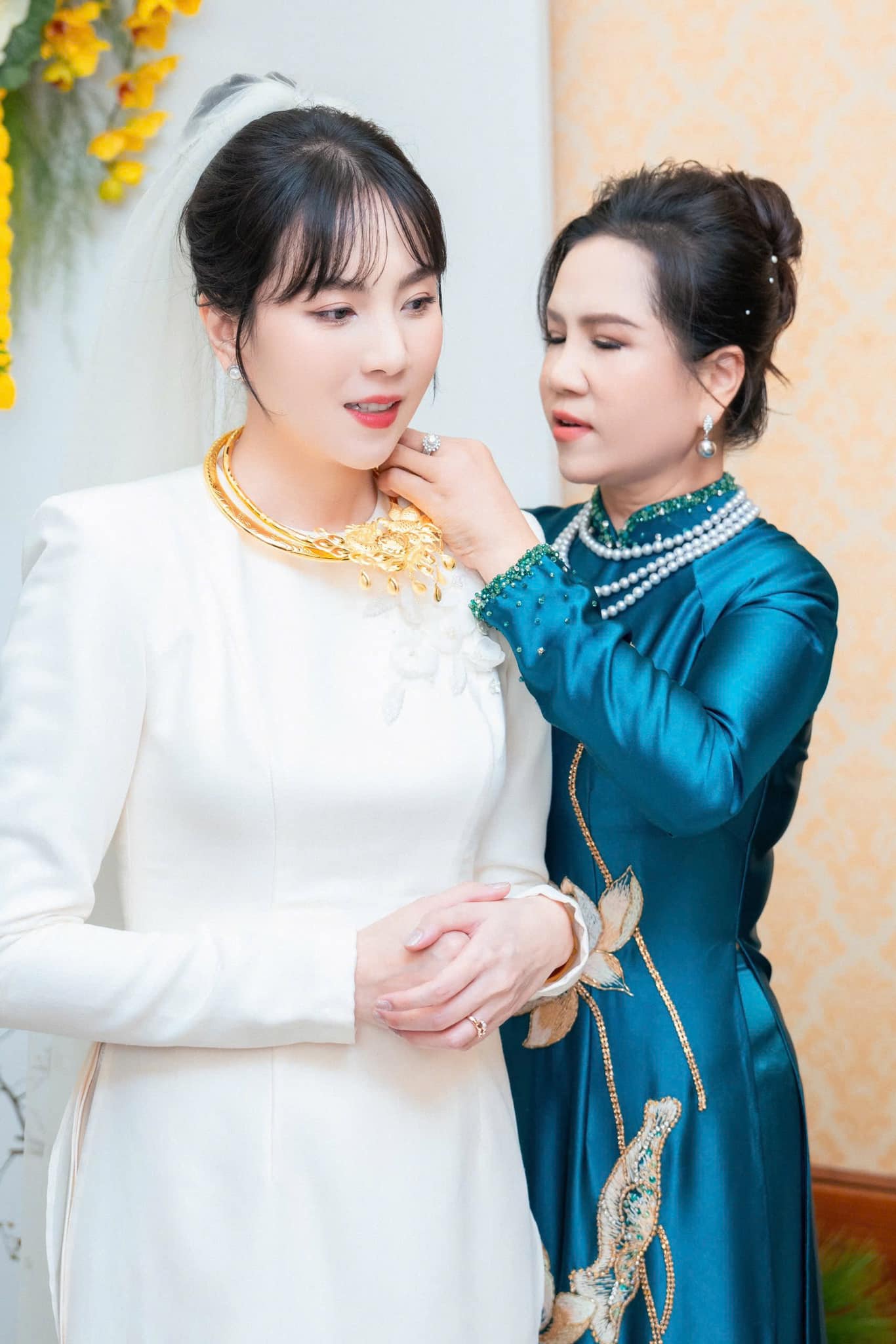 Trong lễ dạm ngõ, mẹ chồng tặng vòng vàng cho Mai Ngọc