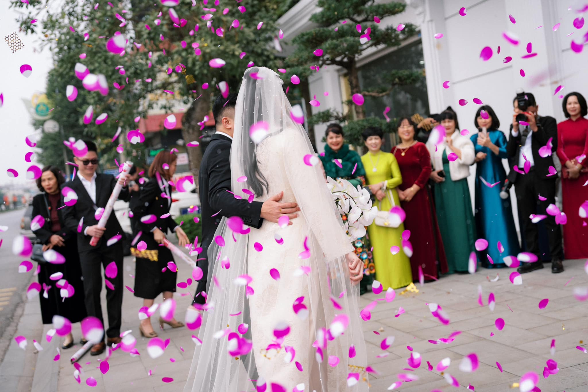 Không chỉ được mẹ chồng dành tình cảm, họ hàng bên chồng cũng xếp hàng, bắn pháo chào mừng Mai Ngọc