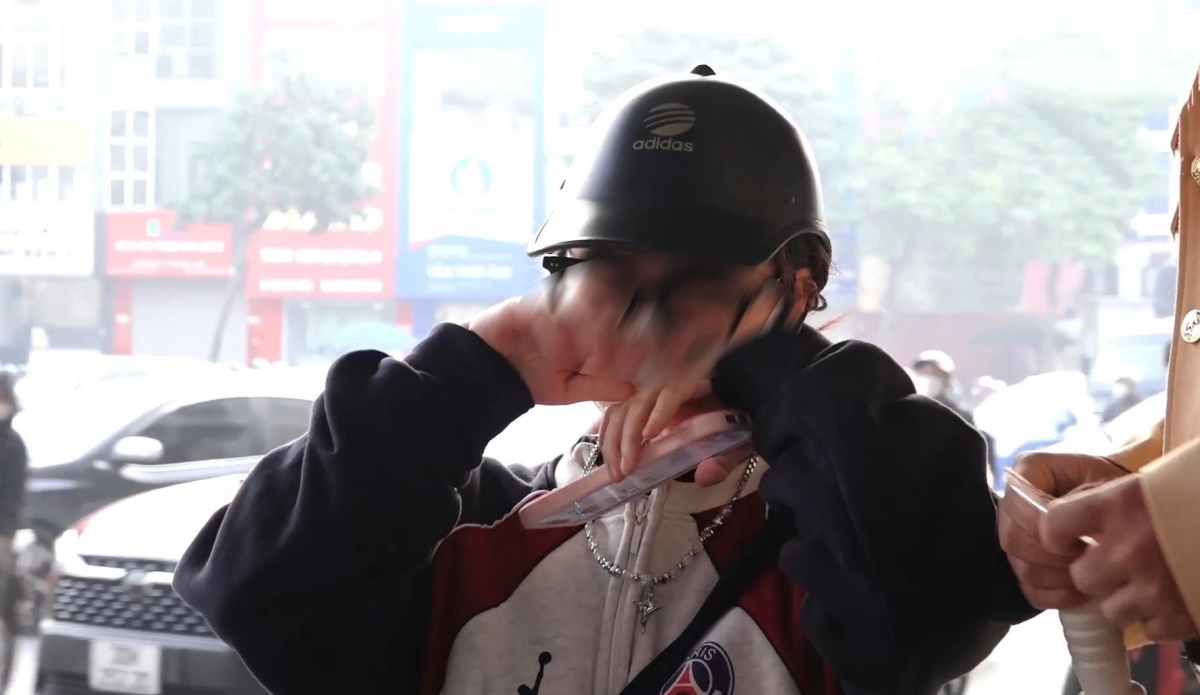 Chị N.T.H. (21 tuổi, trú tại Hoàng Mai) đã bật khóc khi lực lượng CSGT thông báo mức phạt