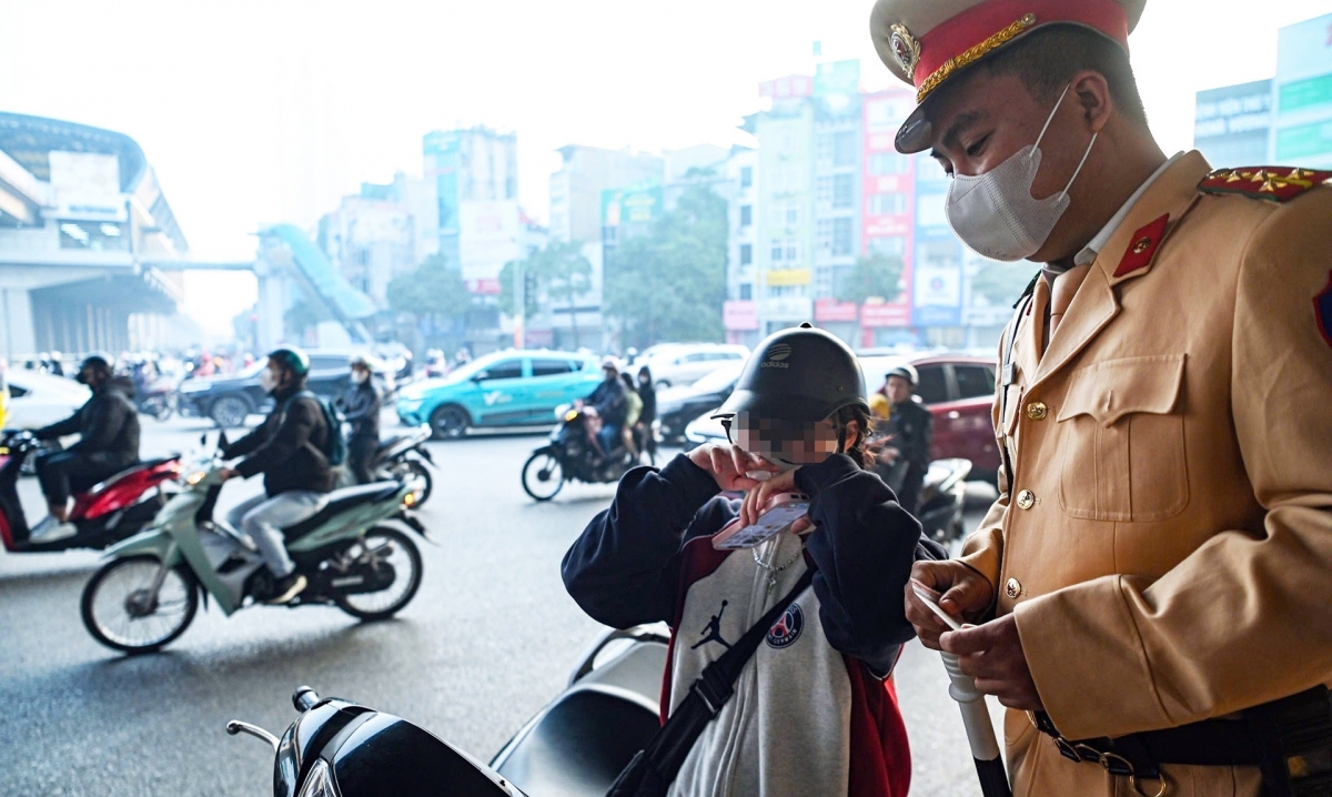 CSGT xử lý trường hợp vượt đèn đỏ.