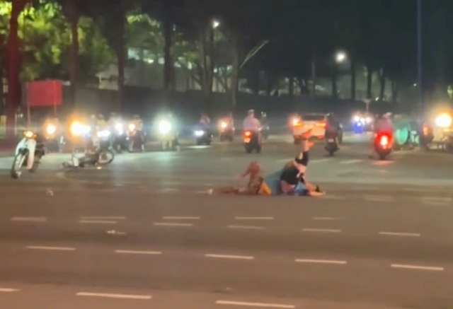 Hiện trường vụ đánh người sau va chạm giao thông. Ảnh cắt từ clip