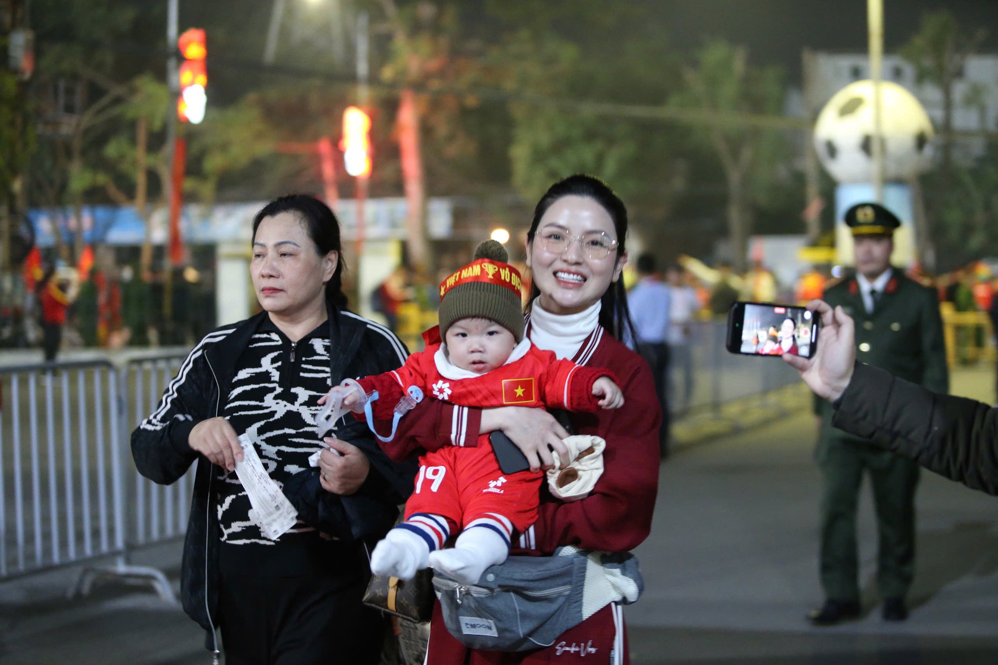 Chu Thanh Huyền xuất hiện rạng rỡ trước trận đấu giữa đội tuyển Việt Nam và Thái Lan thuộc chung kết lượt đi AFF Cup 2024 diễn ra trên sân Việt Trì