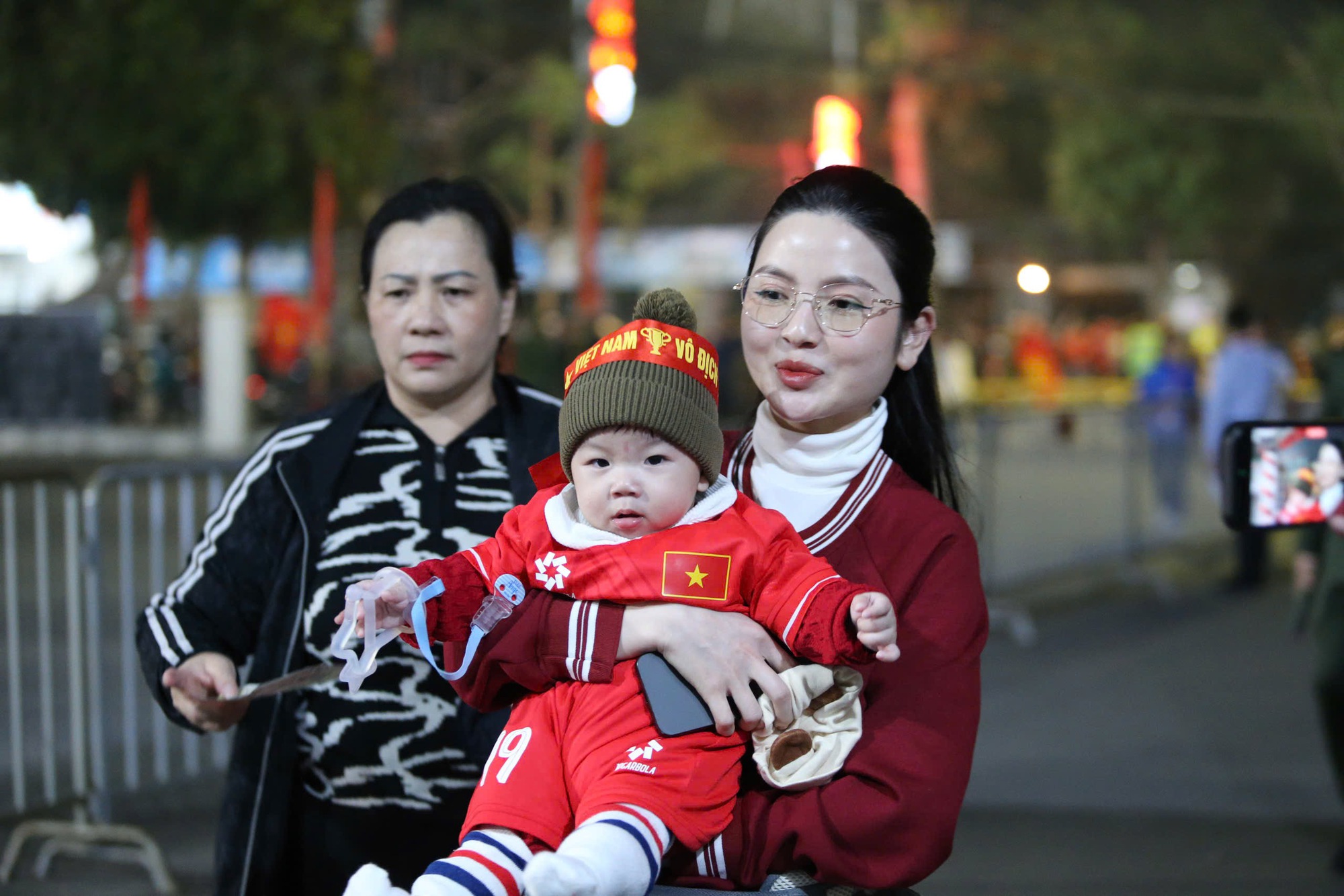 Thanh Huyền gây chú ý khi có hành động niềm nở, thân thiết giao tiếp với mọi người