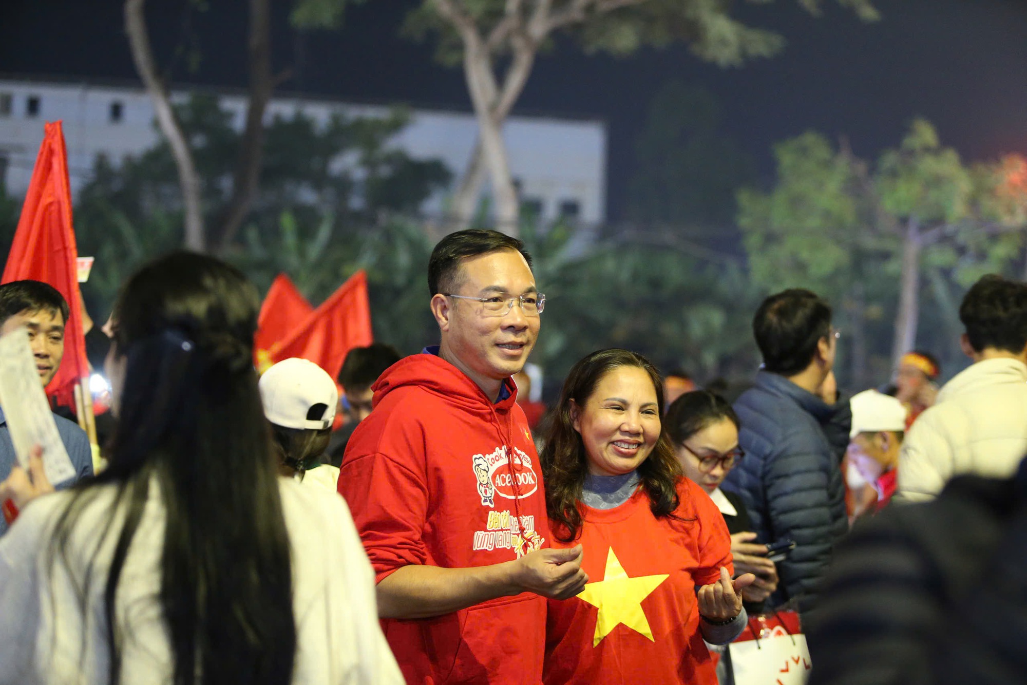 Xạ thủ Hoàng Xuân Vinh cũng đến cổ vũ tuyển Việt Nam