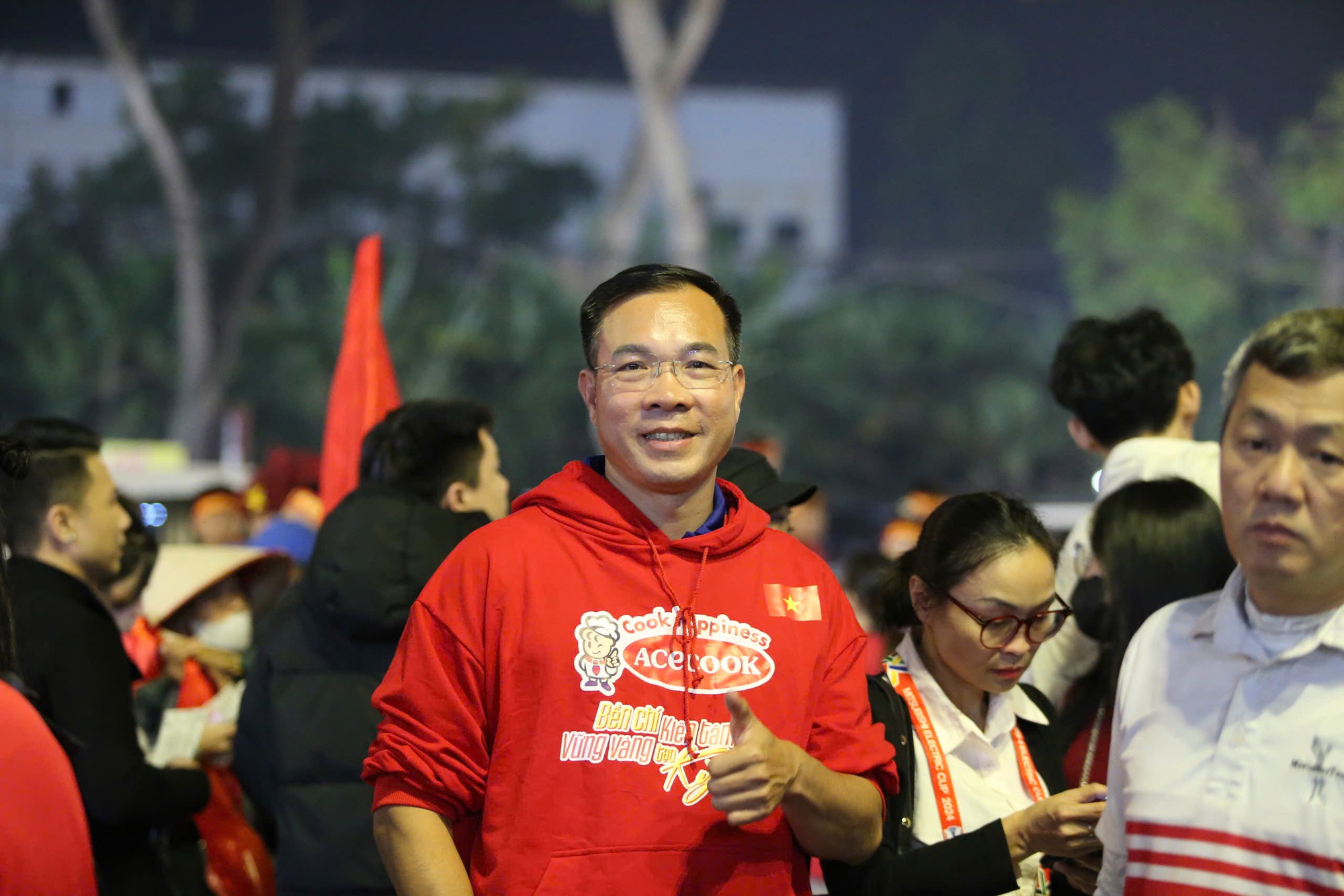 Xuân Vinh cười tươi khi gặp người hâm mộ