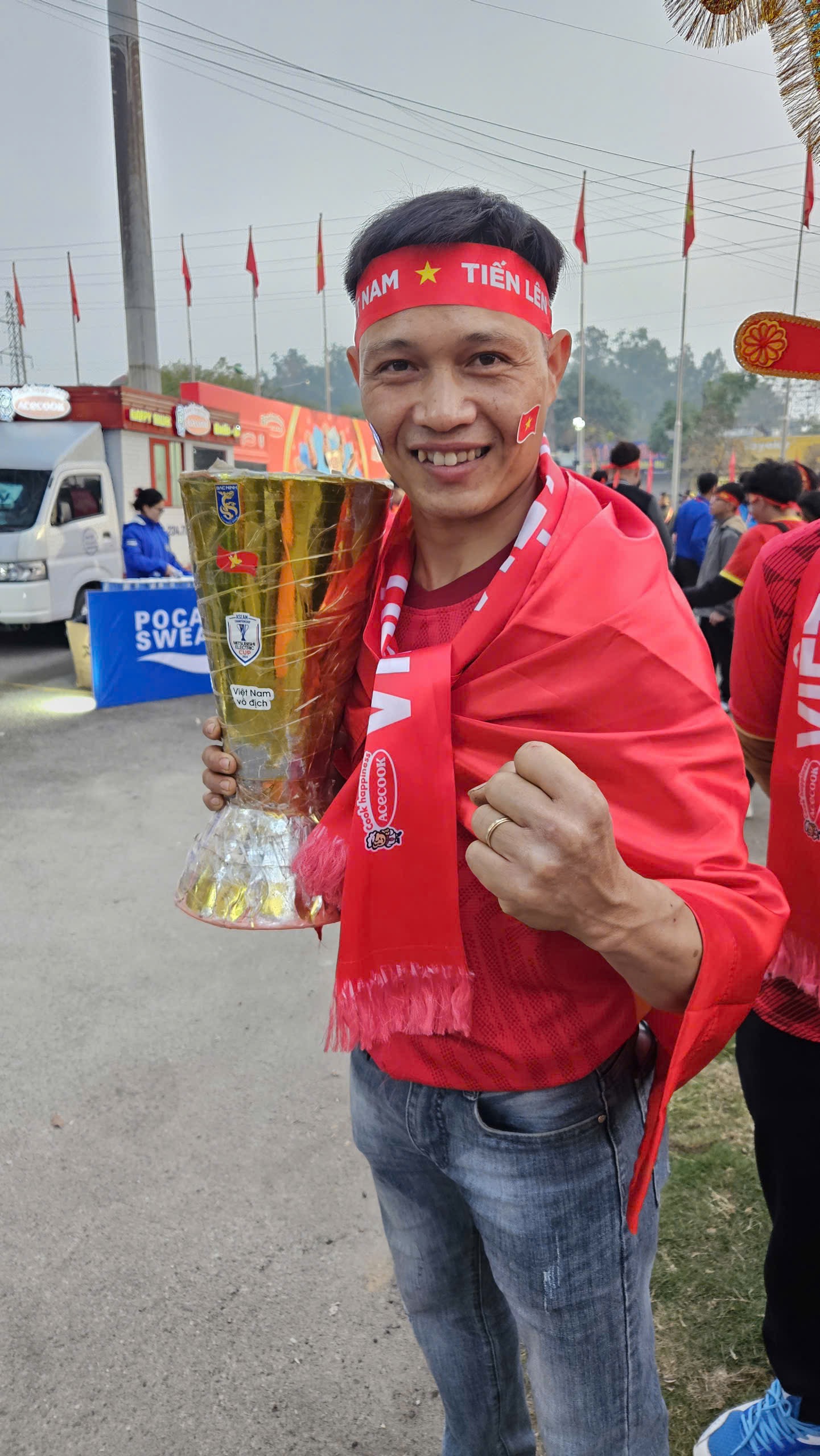 CĐV đến sớm cổ vũ tuyển Việt Nam