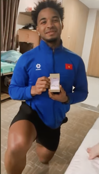 Xuân Son quỳ gối tặng nhẫn cho vợ