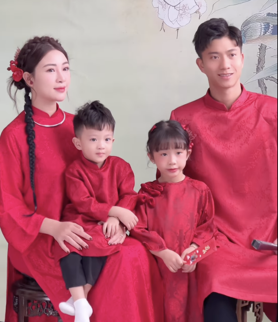 Ảnh đón năm mới 2025 nhà Phan Văn Đức