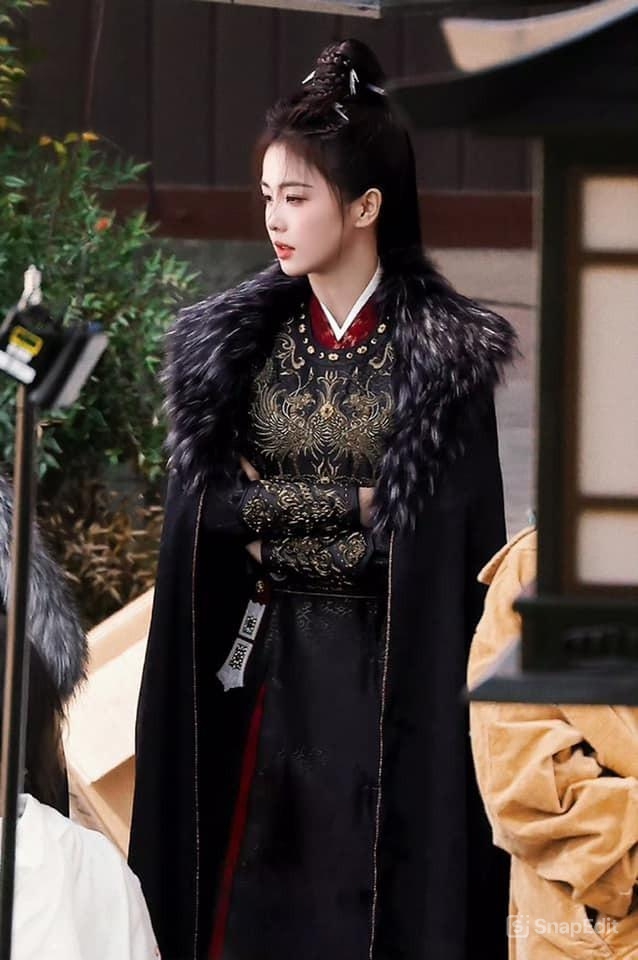 ... khác hẳn với hình tượng mạnh mẽ của cô kể từ khi phim bắt đầu khai máy tới giờ.