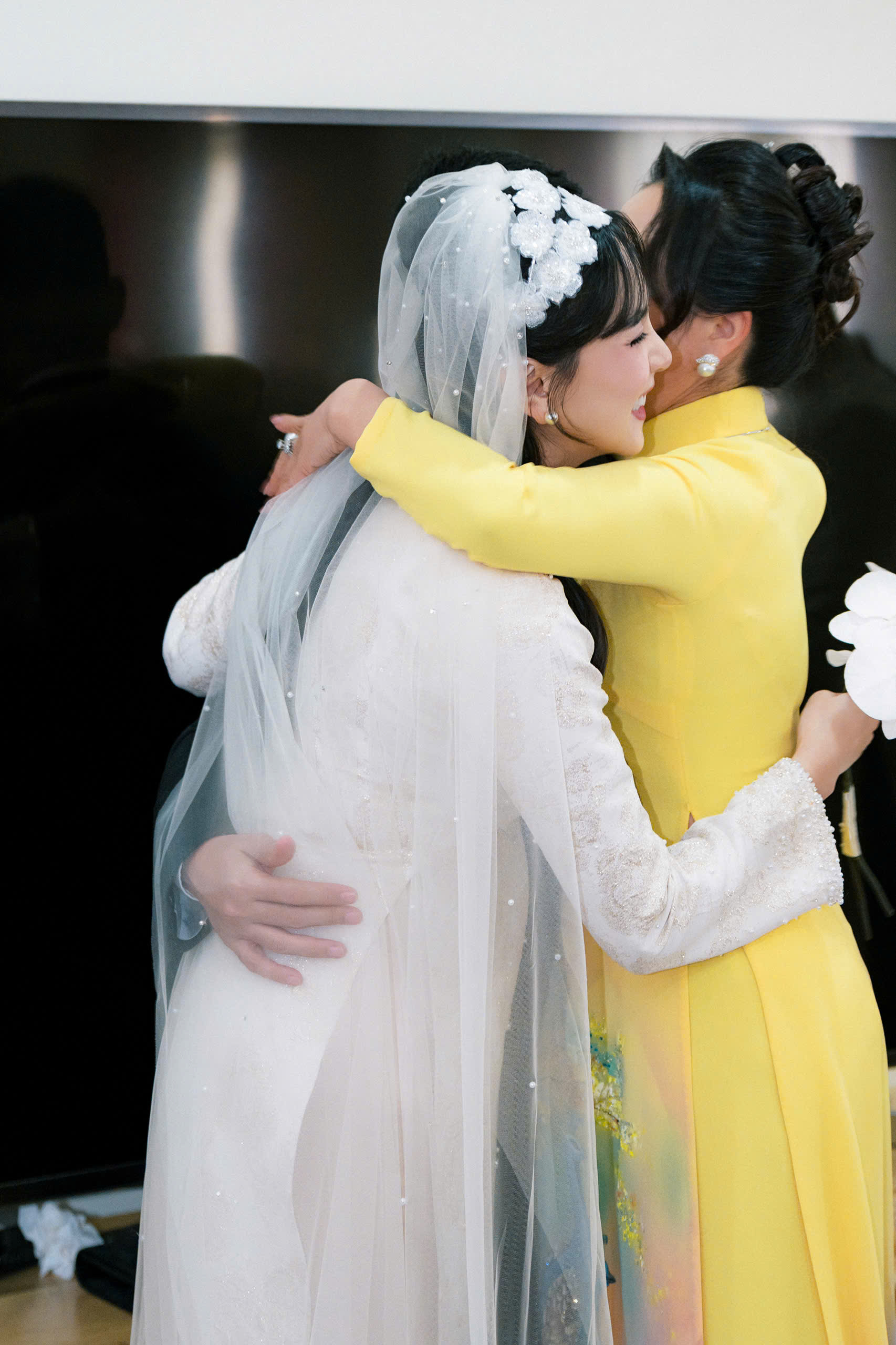 Khoảnh khắc thứ 2 là Mai Ngọc được mẹ chồng ôm trọn trong vòng tay khi bước vào cánh cửa hào môn