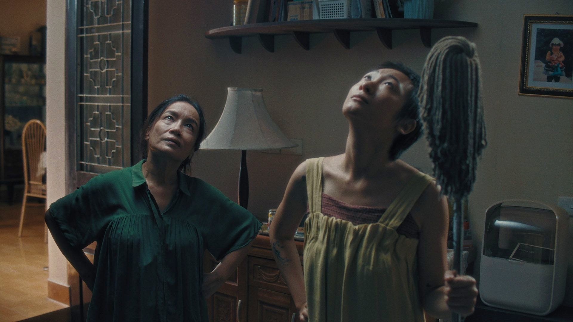 Mưa Trên Cánh Bướm khai thác chủ đề về phụ nữ và gia đình.