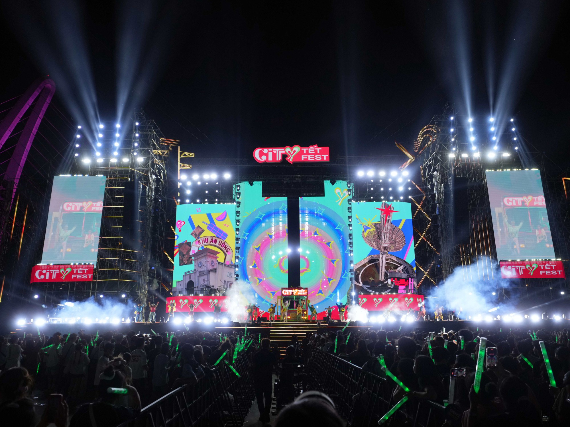 City Tết Fest - Thủ Đức 2025 chơi lớn với dàn âm thanh, ánh sáng được dàn dựng, đầu tư chuyên nghiệp.
