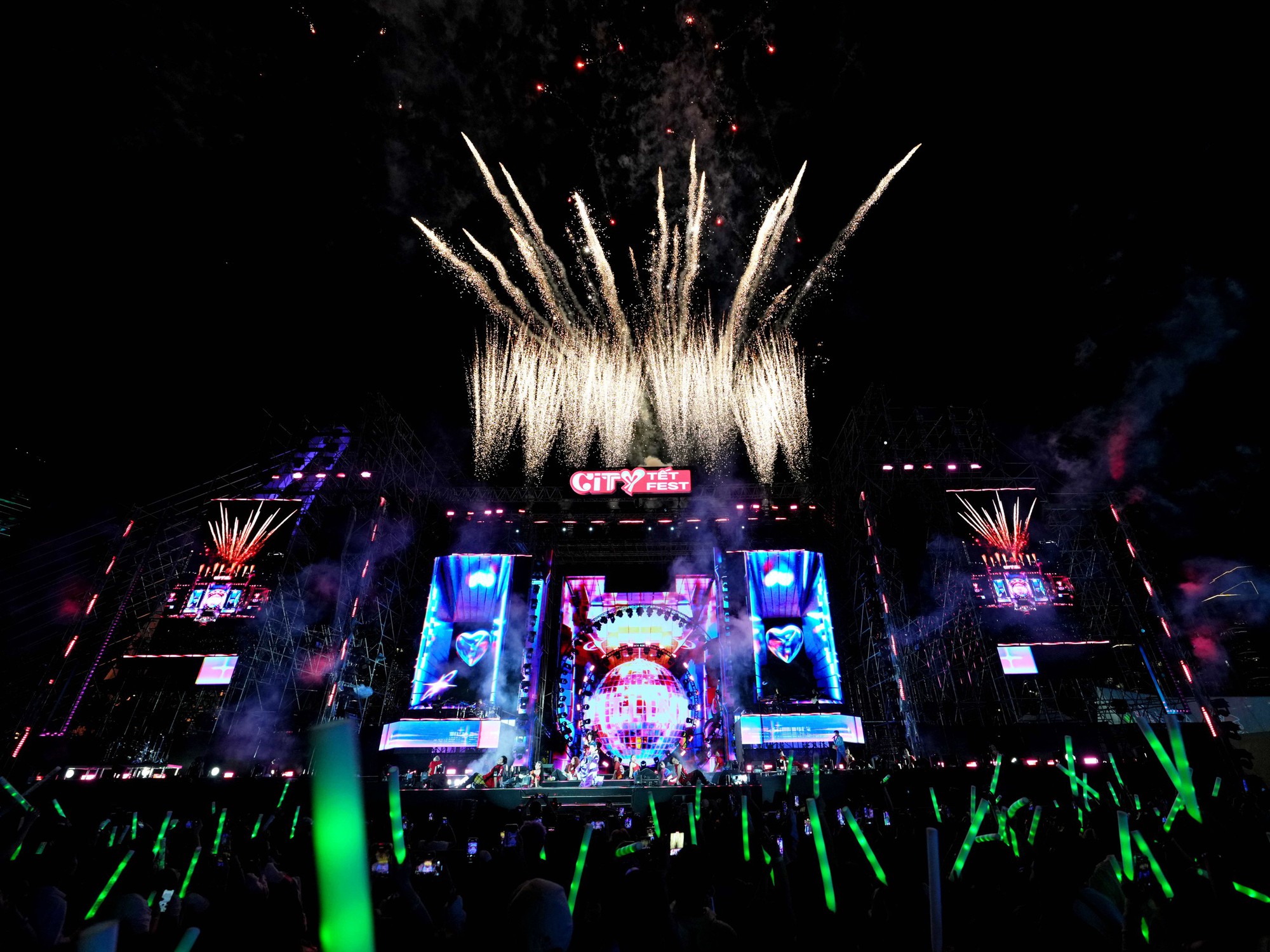 Đêm Countdown kết thúc với màn bắn pháo hoa rực rỡ, khép lại đêm nhạc hội tầm cỡ