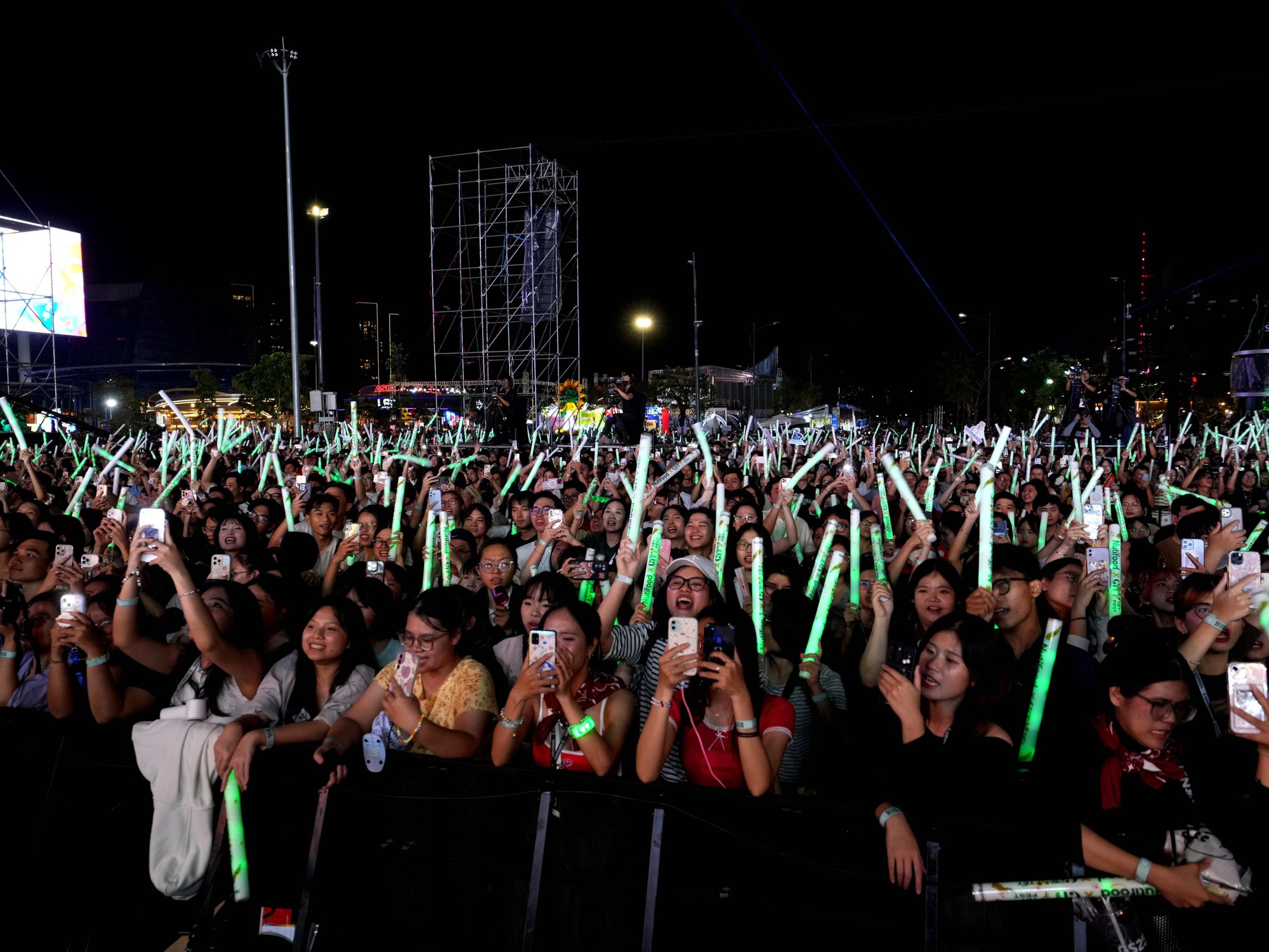 Người hâm mộ quây kín cả sân khấu