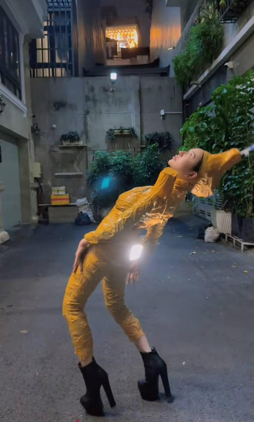 Viên Vibi gây cười với bộ trang phục băng keo độc lạ