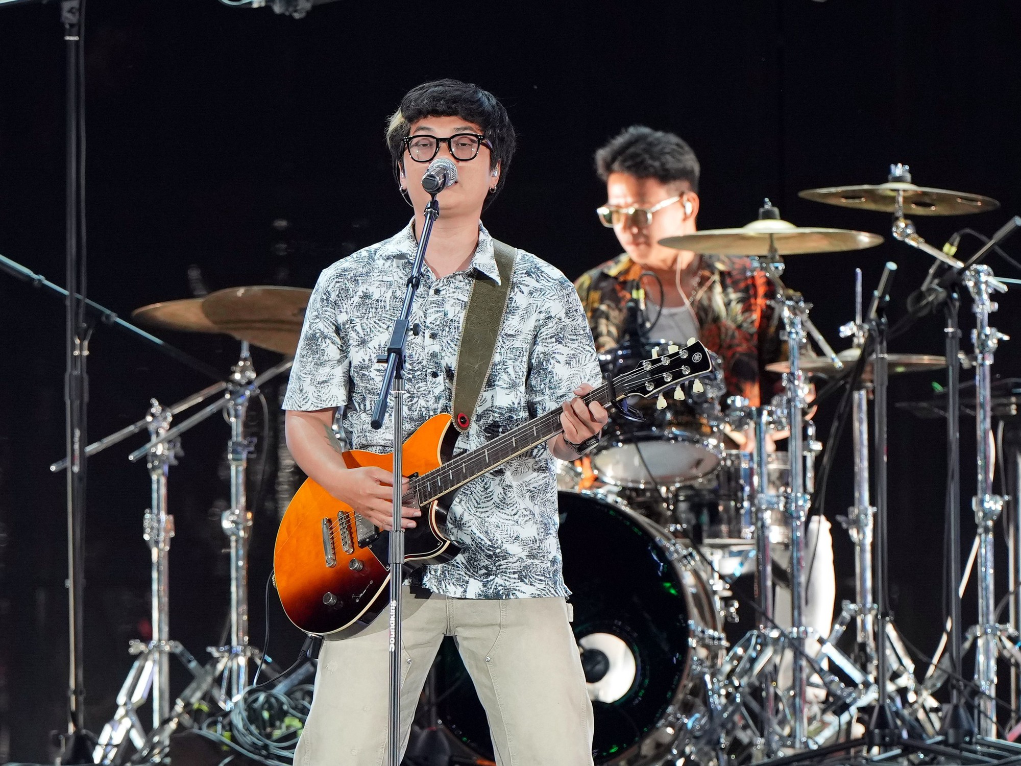 Ban nhạc Chillies đem đến 3 ca khúc Ngày Mùa Đông, Đại Lộ Mặt Trời và Vùng Ký Ức