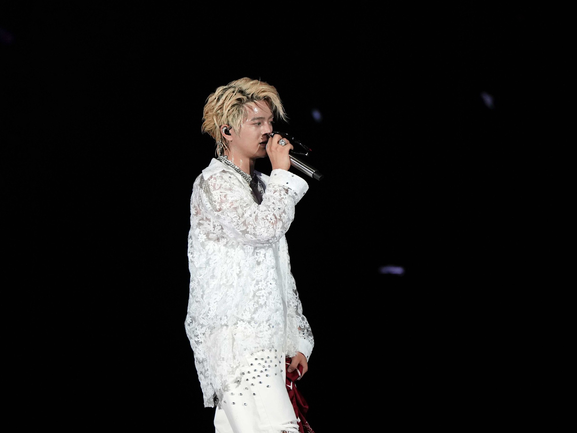 RHYDER xuất hiện cực bảnh, mang cả đôi cánh thiên thần lên sân khấu