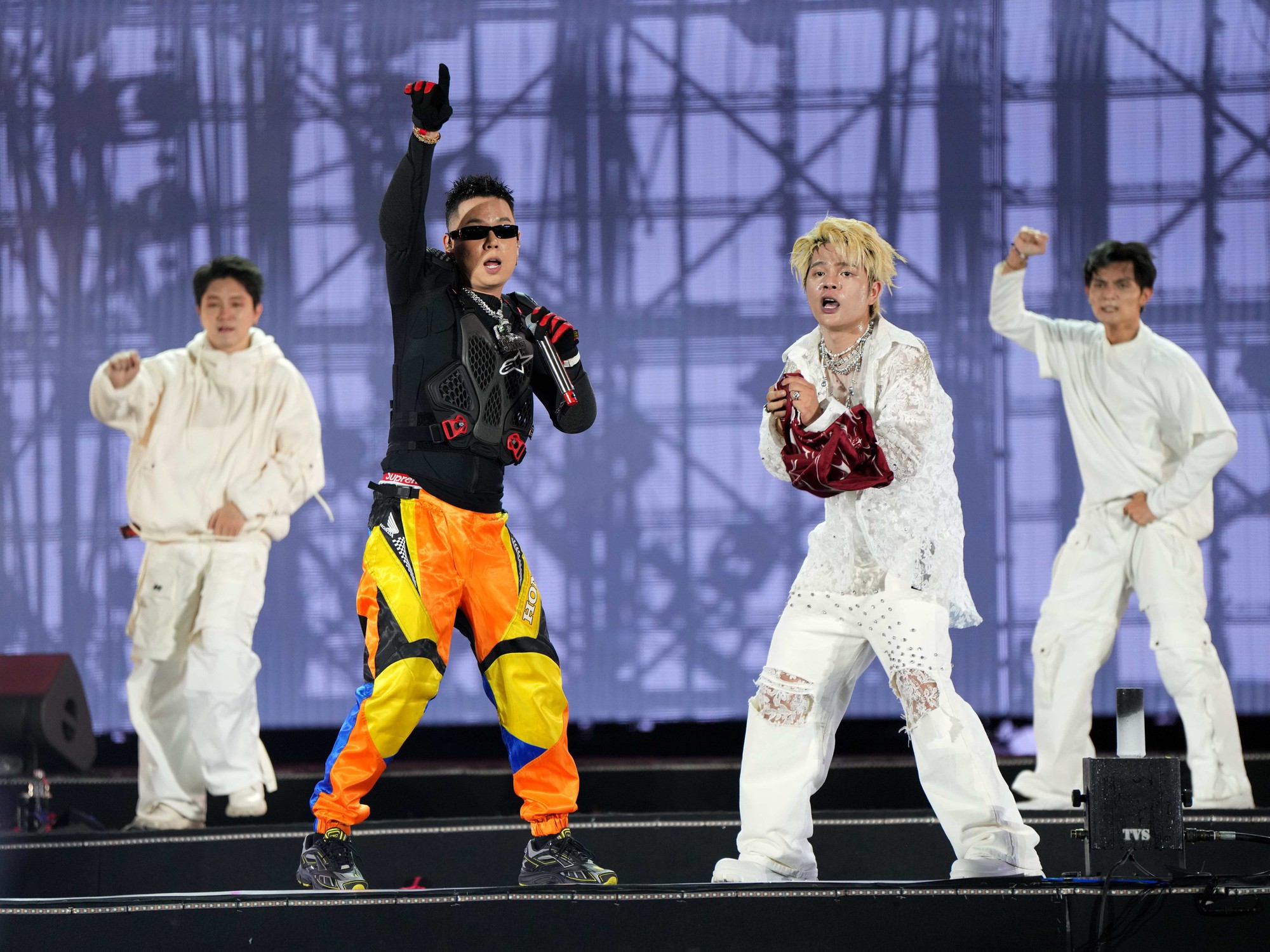 Nam rapper cũng có sân khấu kết hợp với RHYDER qua Dân Chơi Không Chịu Thua