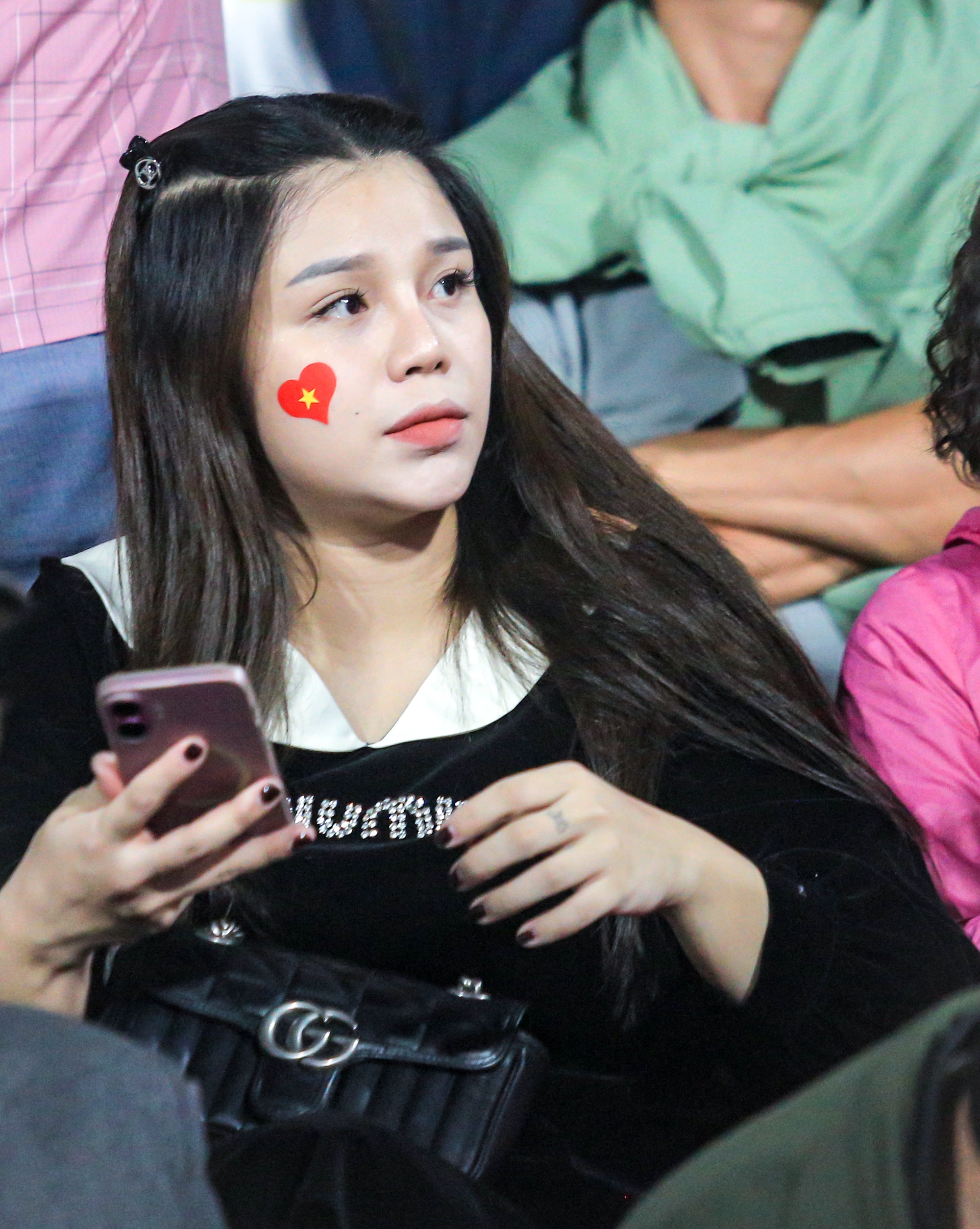 Vừa xuất hiện Khánh Linh đã gây chú ý với nước da trắng, đặc biệt là nàng WAG đang mang bầu