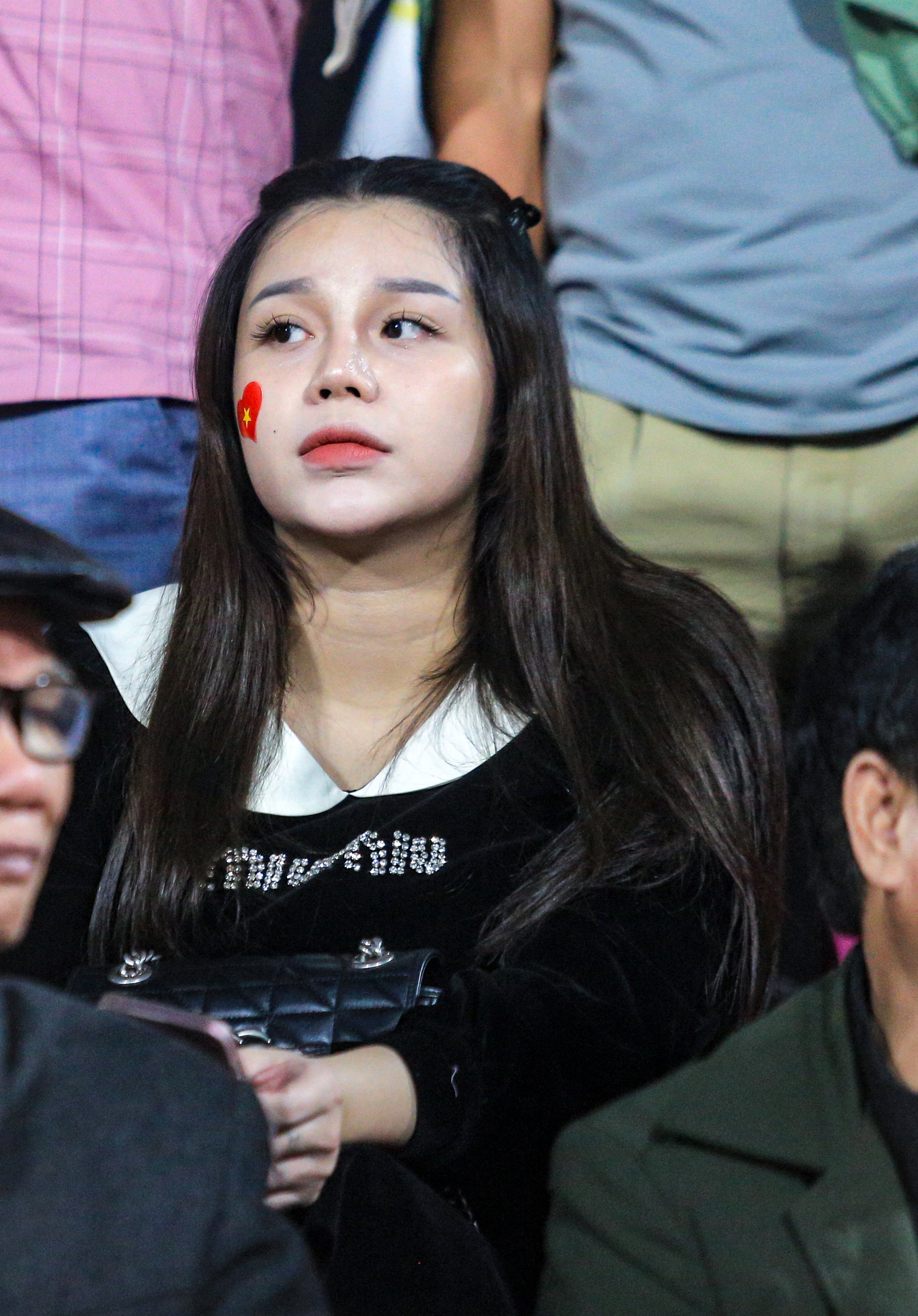 Nguyễn Khánh Linh - vợ trung vệ Bùi Tiến Dũng xuất hiện trên khán đài sân Việt Trì trong trận đội tuyển Việt Nam thắng Thái Lan 2-1 tại chung kết lượt đi AFF Cup 2024