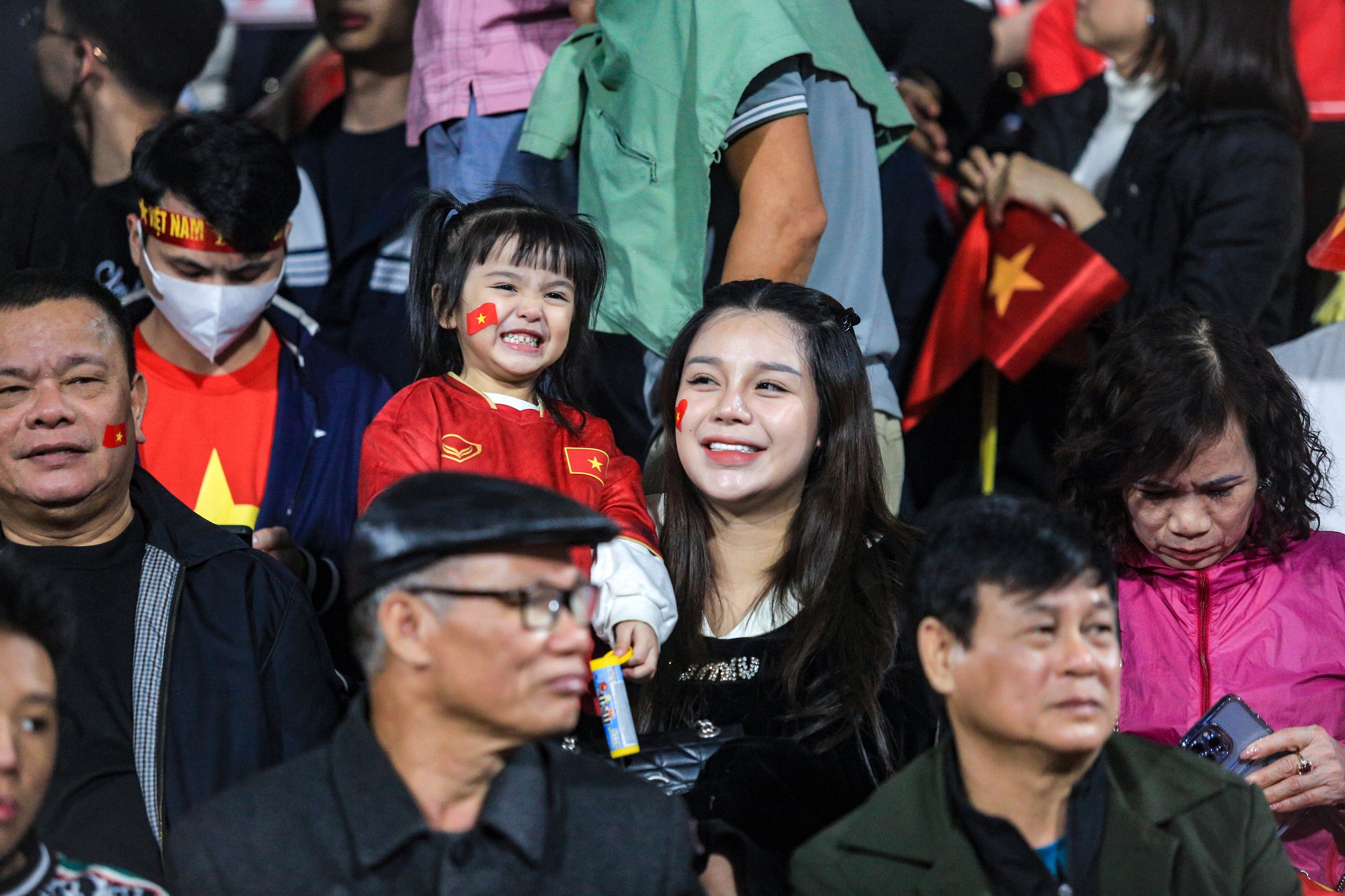 Hai mẹ con Khánh Linh cười tươi trên khán đài