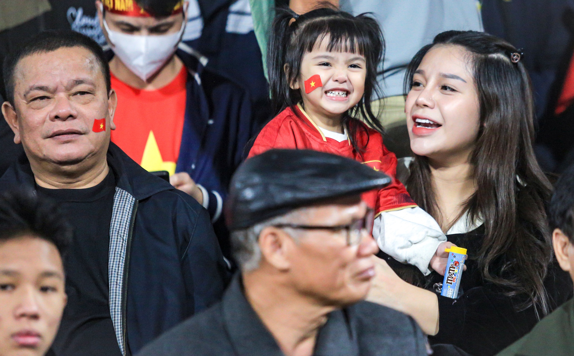 Tiến Dũng cùng bố đẻ và con gái đến cổ vũ tuyển Việt Nam