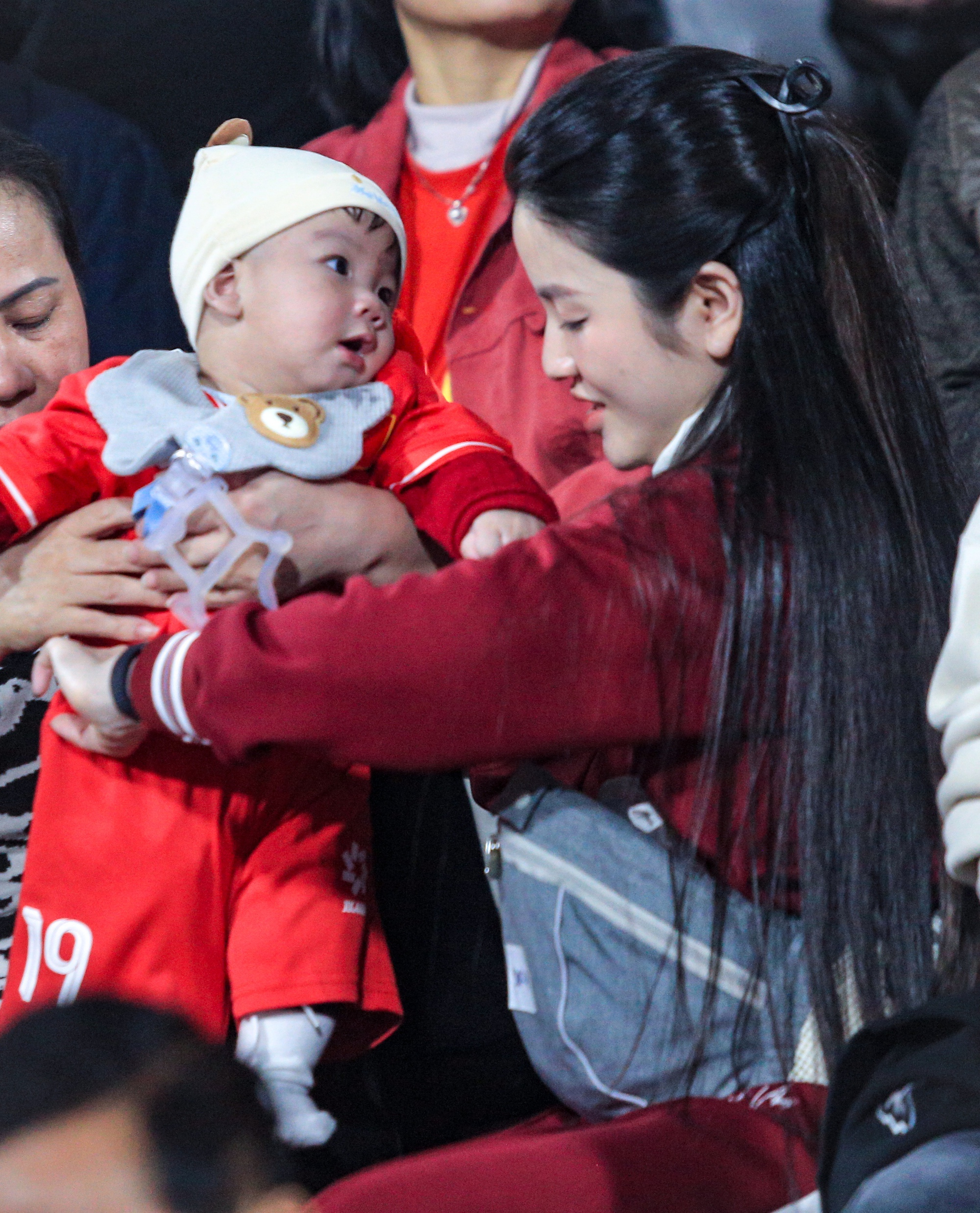 Chu Thanh Huyền đưa con trai Lido đến sân