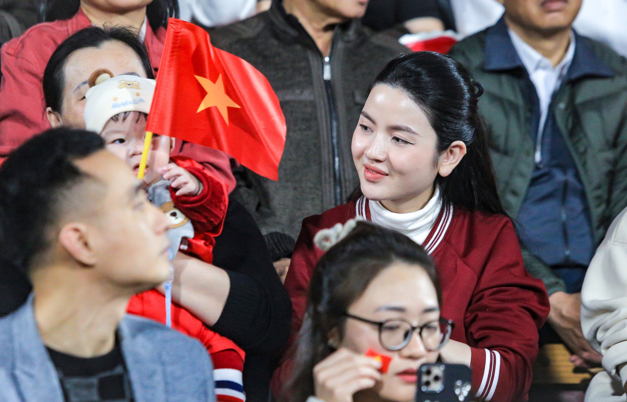 Trên khán đài sân Việt Trì còn có sự xuất hiện của nhiều nàng WAG