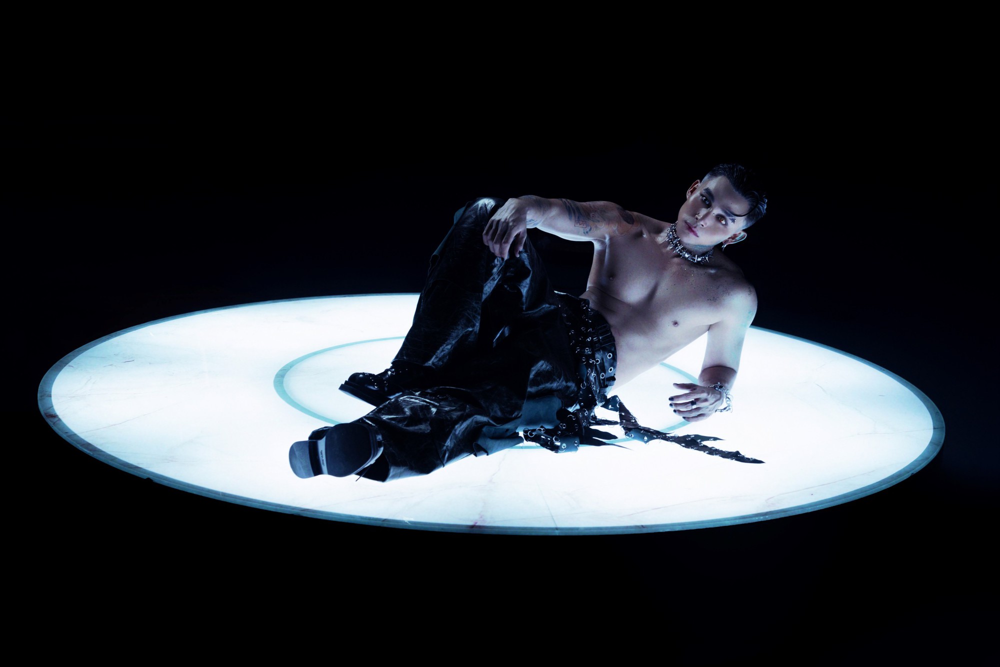 Jun Phạm nóng bỏng cỡ này vẫn bị... giật spotlight