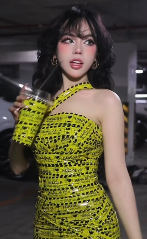 Xu hướng thời trang luôn biến đổi không ngừng, và gần đây, một xu hướng mới đang thu hút sự chú ý của giới trẻ Việt Nam, đó là 