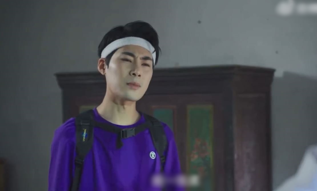 Nam chính bị chê xấu, thiếu sức hút lại thích tỏ ra nguy hiểm, dạy học sinh như ban ơn cho các em nhỏ.