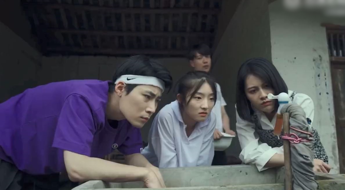 Dàn diễn viên có ít trang phục.