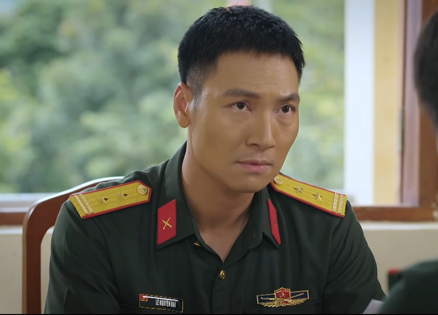 Trung tá Đại tìm hiểu về gia đình Lãm.