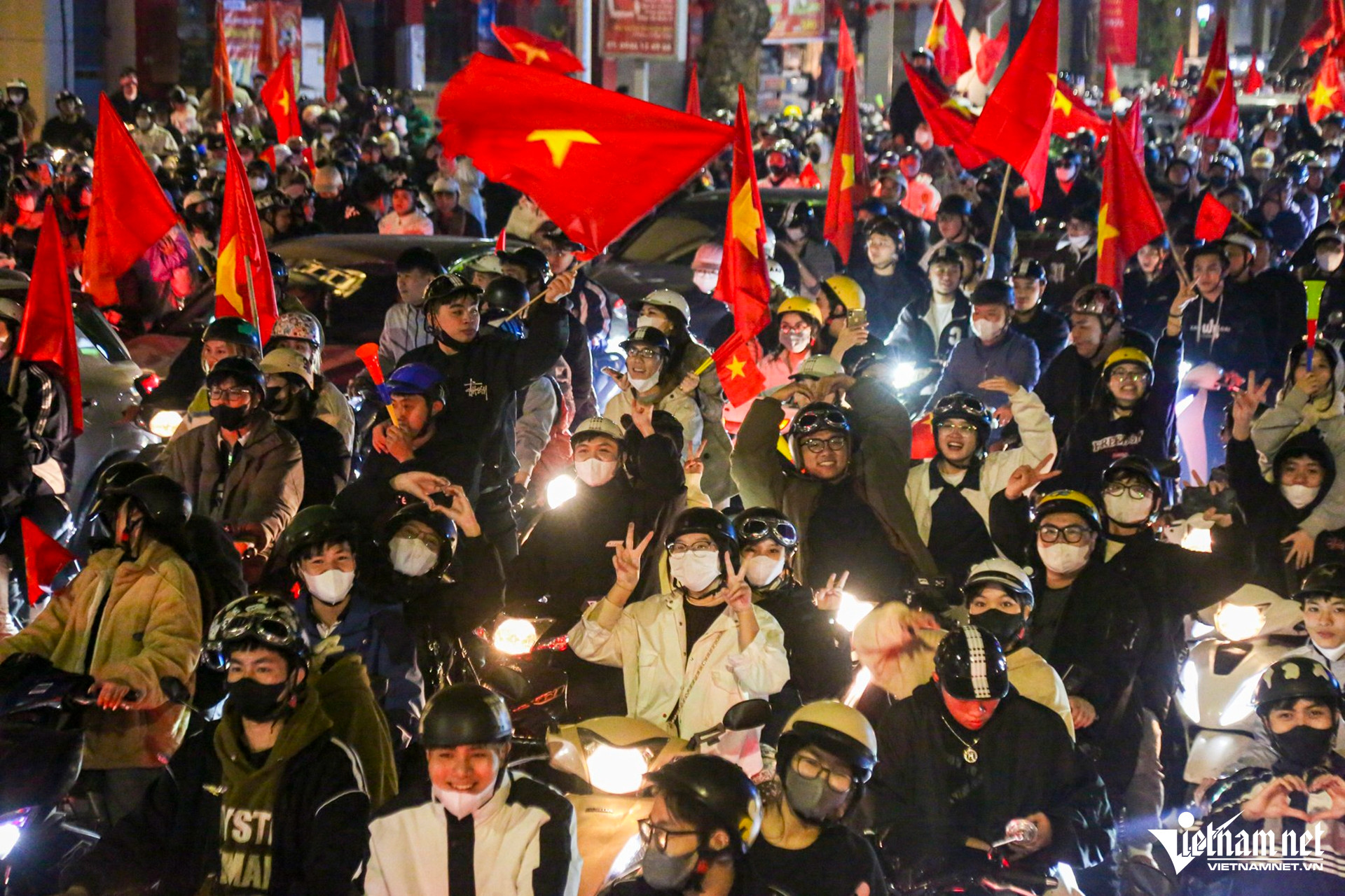 Ngay sau trận chung kết lượt đi ASEAN Cup 2024, hàng vạn người đã đổ ra các tuyến phố ở Hà Nội để ăn mừng chiến thắng của đội tuyển Việt Nam trước Thái Lan.