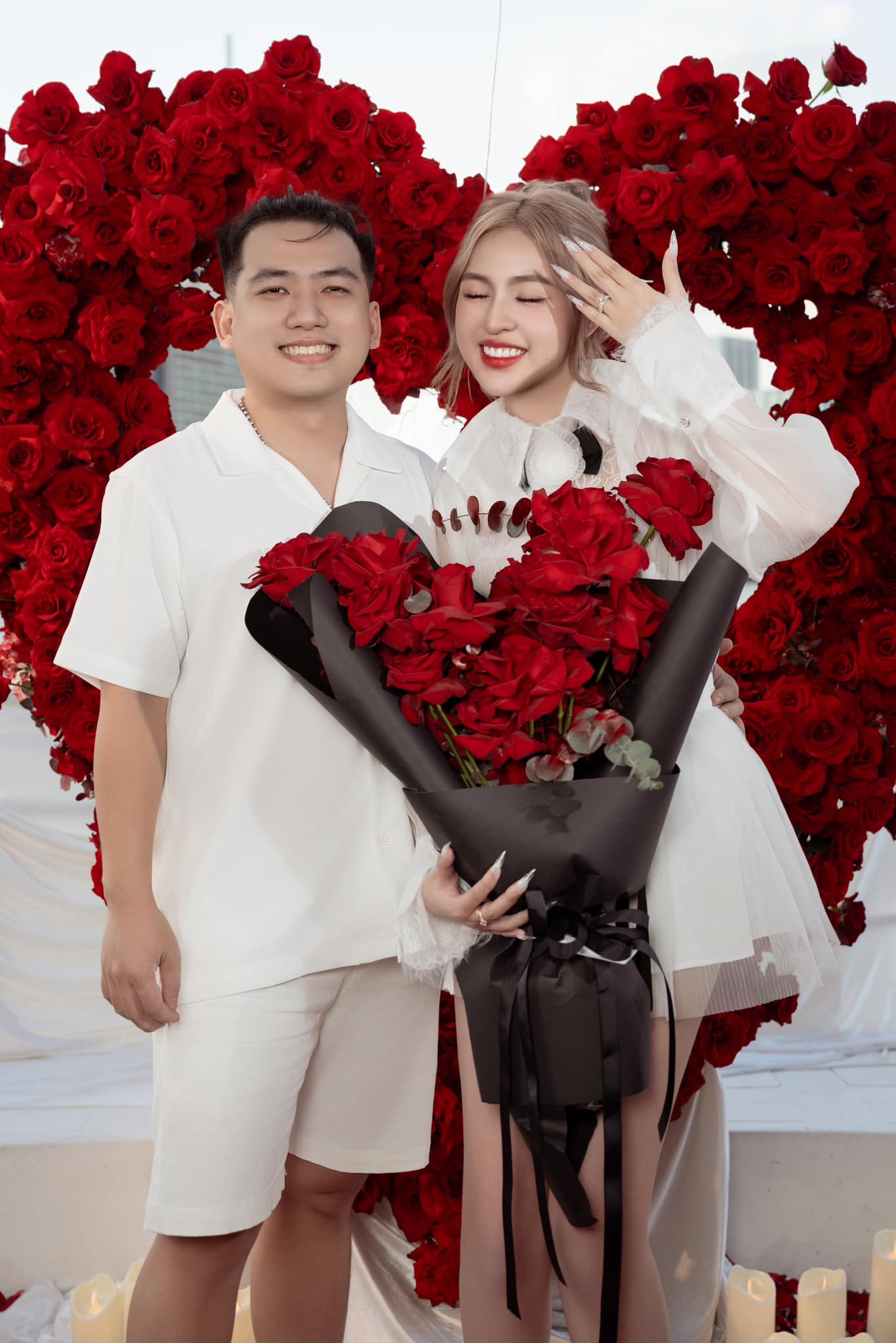 Cặp đôi công khai hẹn hò từ năm 2023, đến tháng 8/2024 nam đạo diễn chính thức cầu hôn hot girl kém 7 tuổi