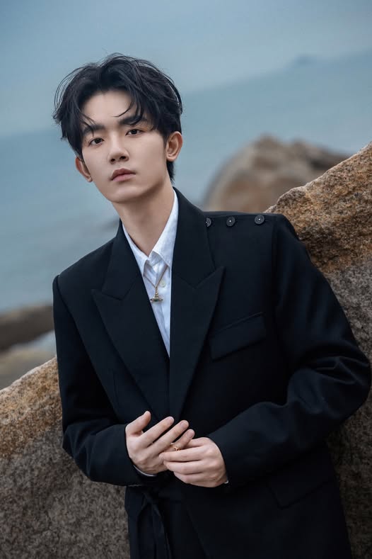 Hình ảnh của Lý Minh Đức không còn xuất hiện trong danh sách nghệ sĩ của công ty giải trí Hòa Tụng.