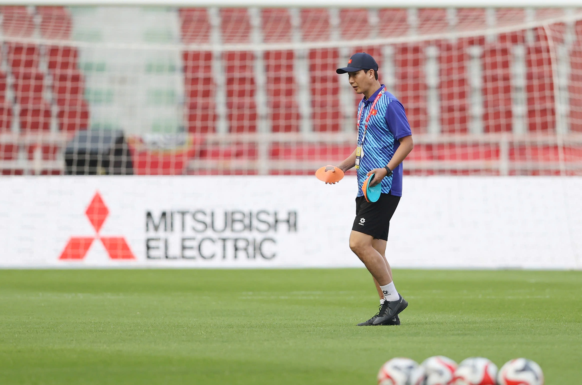 HLV Kim Sang-sik chuẩn bị giáo án buổi tập