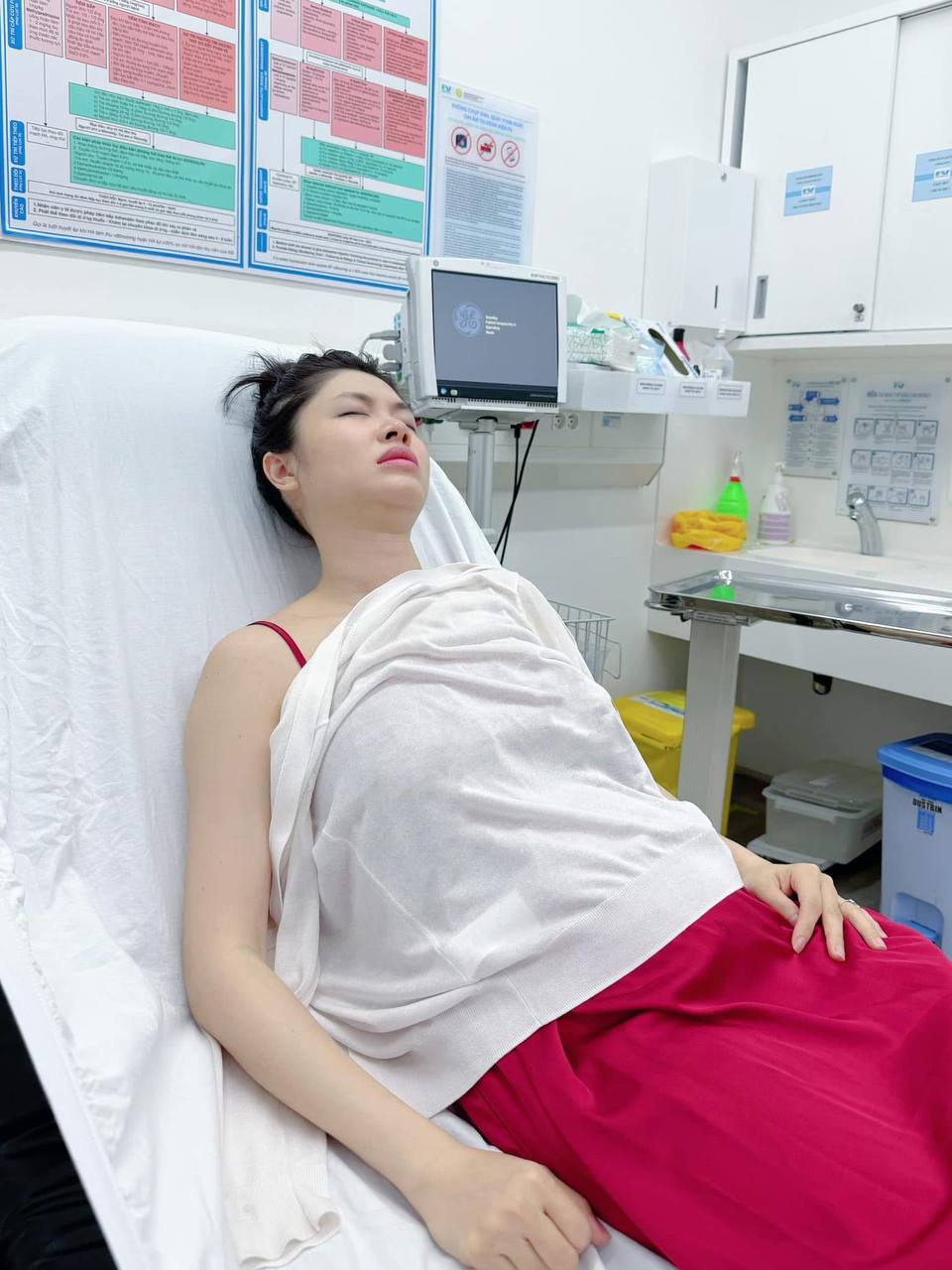 Cô bị tắc tia sữa nên không thể nuôi con bằng sữa mẹ